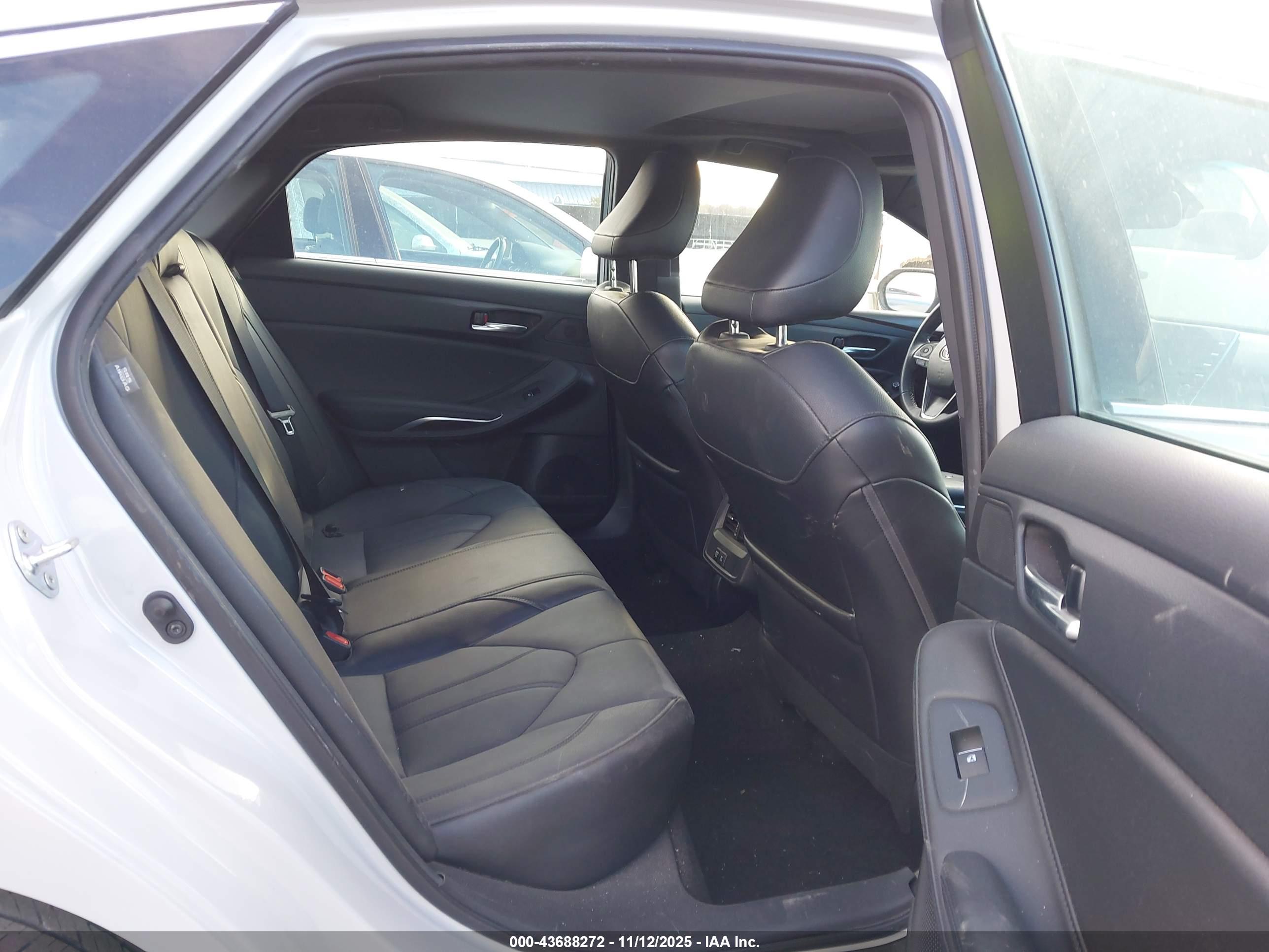 TOYOTA AVALON image 8