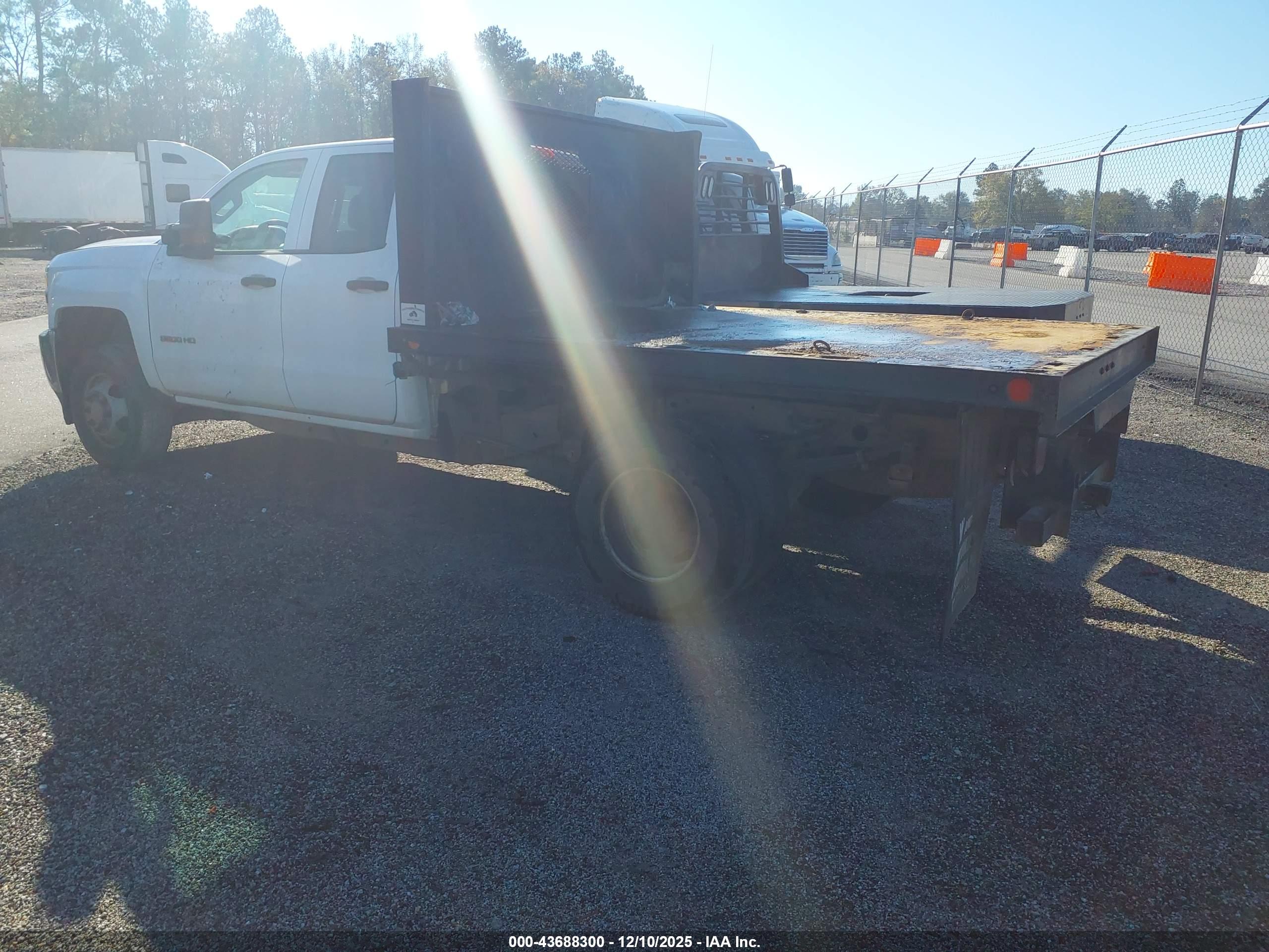 CHEVROLET SILVERADO image 3