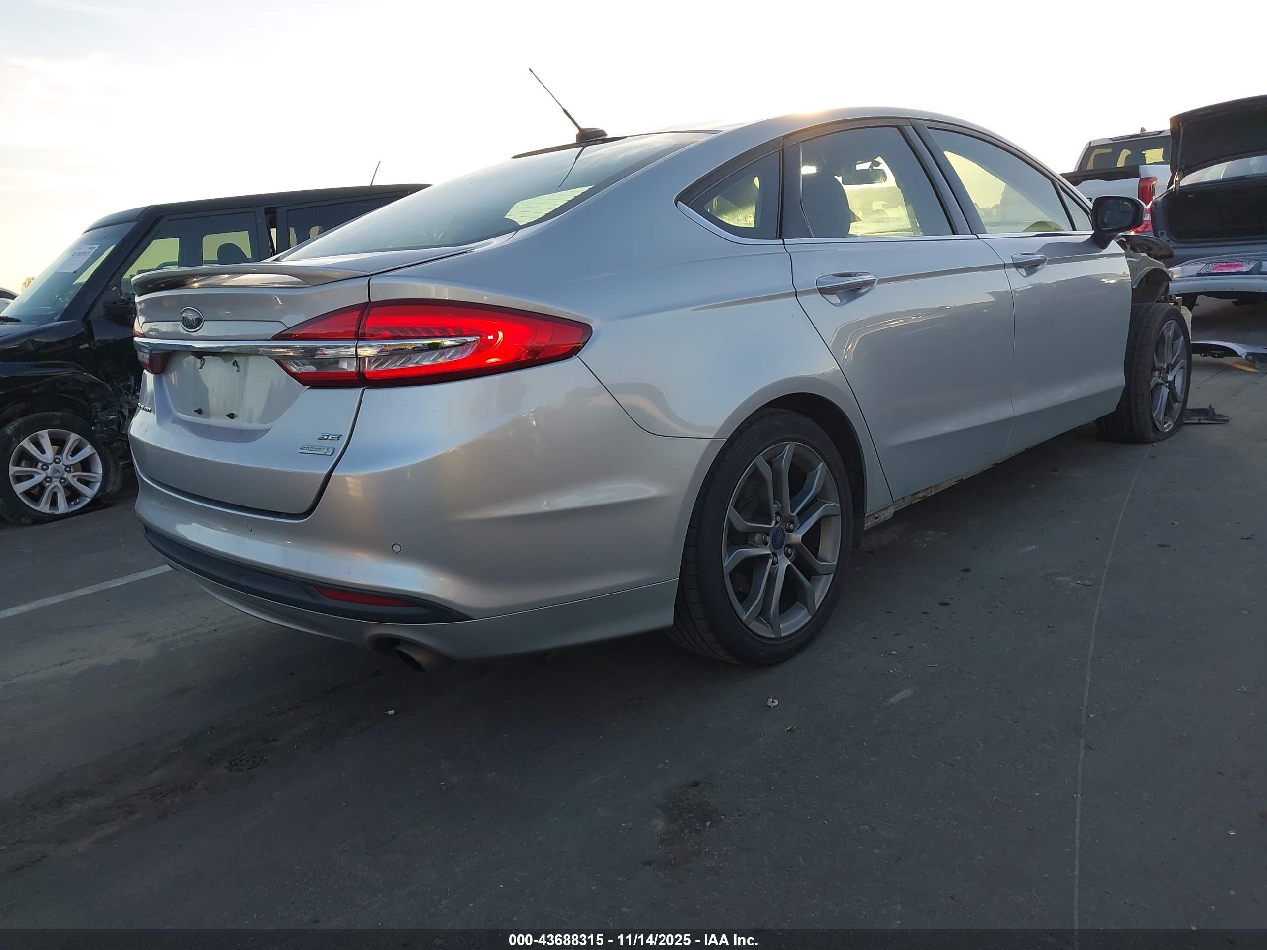 FORD FUSION image 4