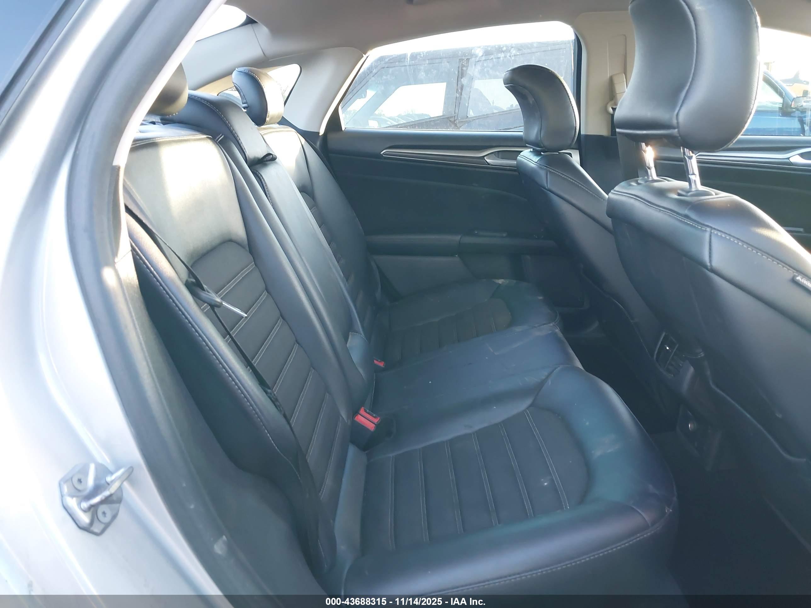 FORD FUSION image 8