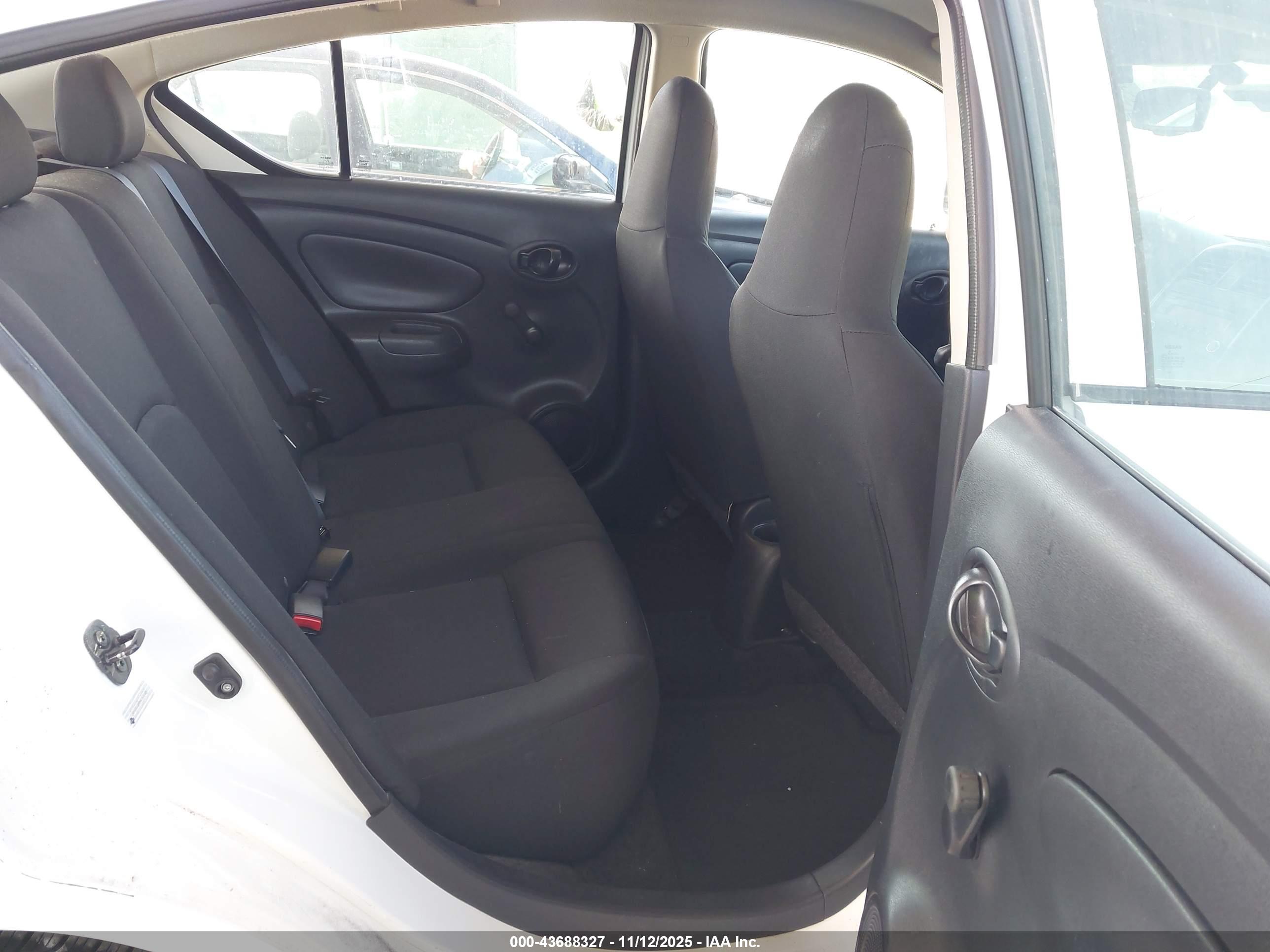 NISSAN VERSA image 8