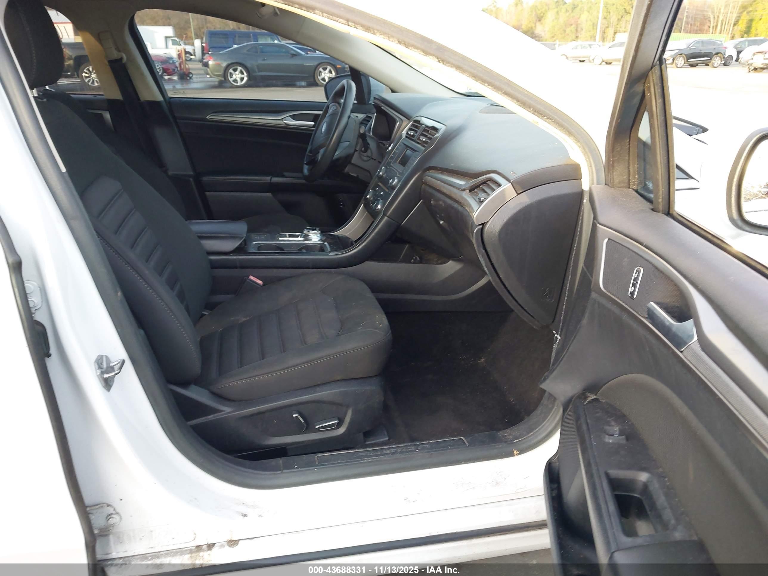 FORD FUSION image 5