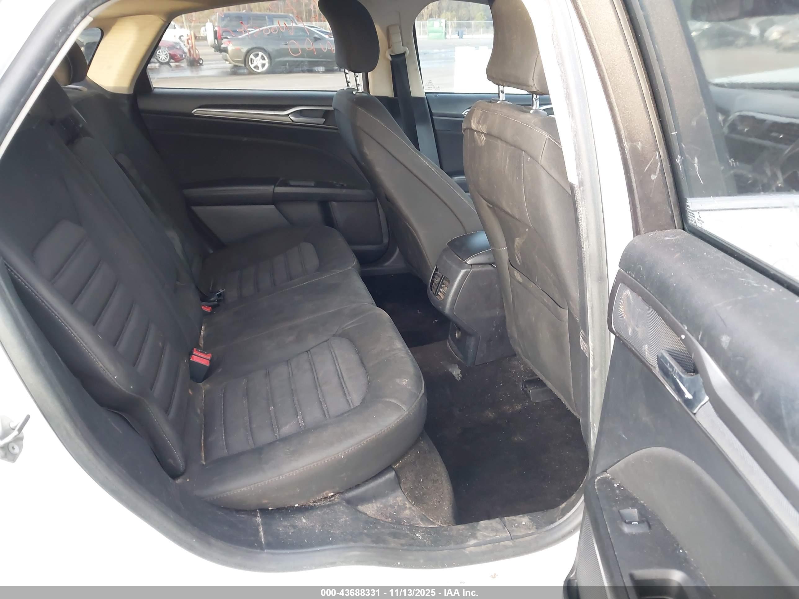 FORD FUSION image 8