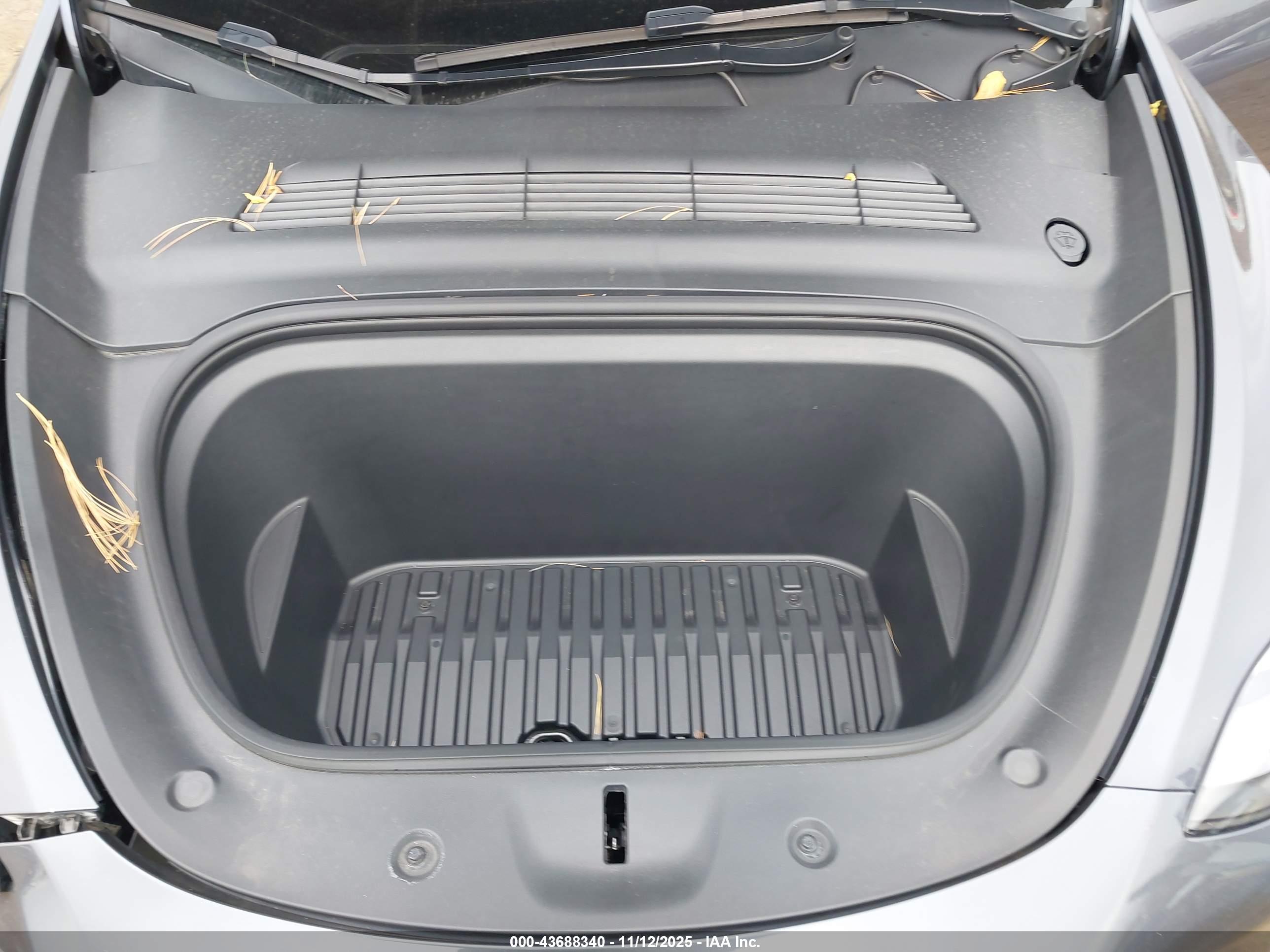 TESLA MODEL image 10