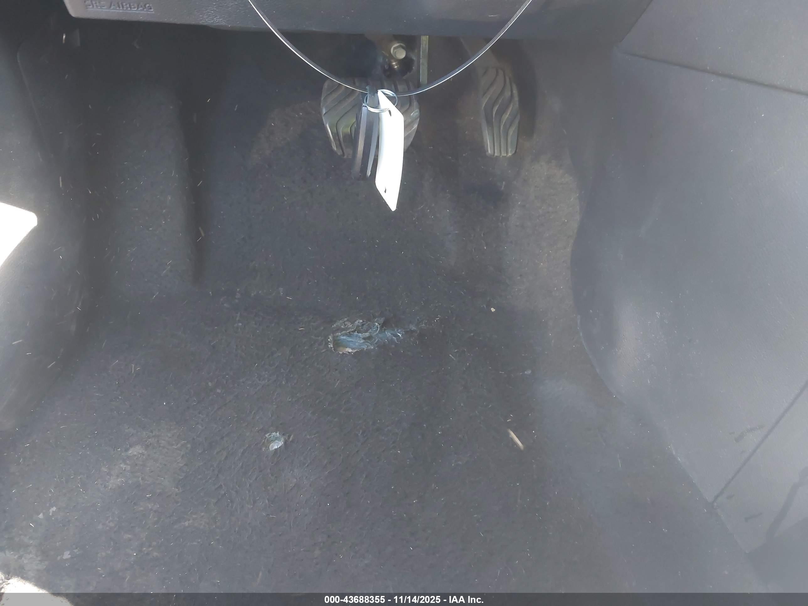 NISSAN VERSA image 11