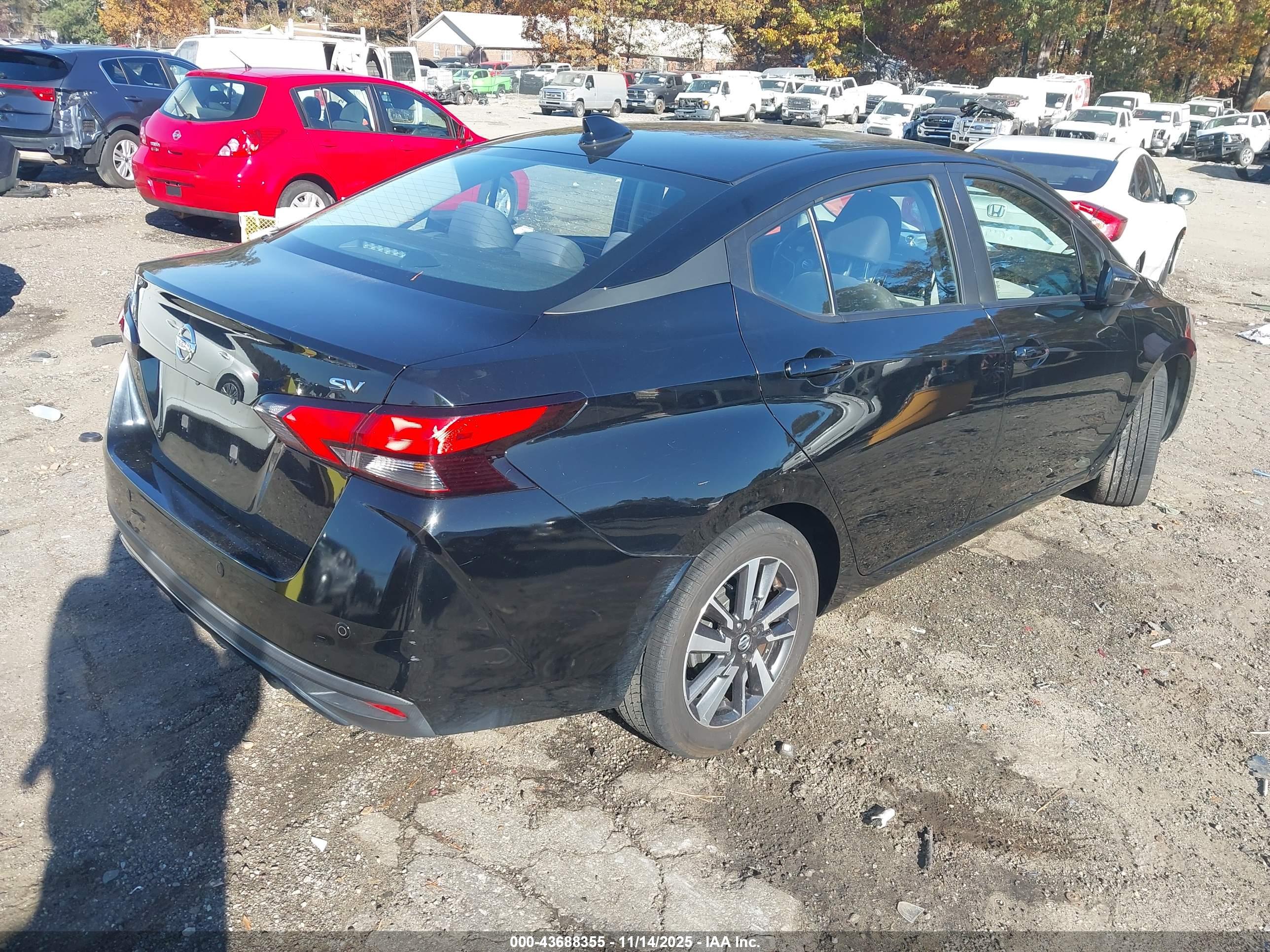NISSAN VERSA image 4