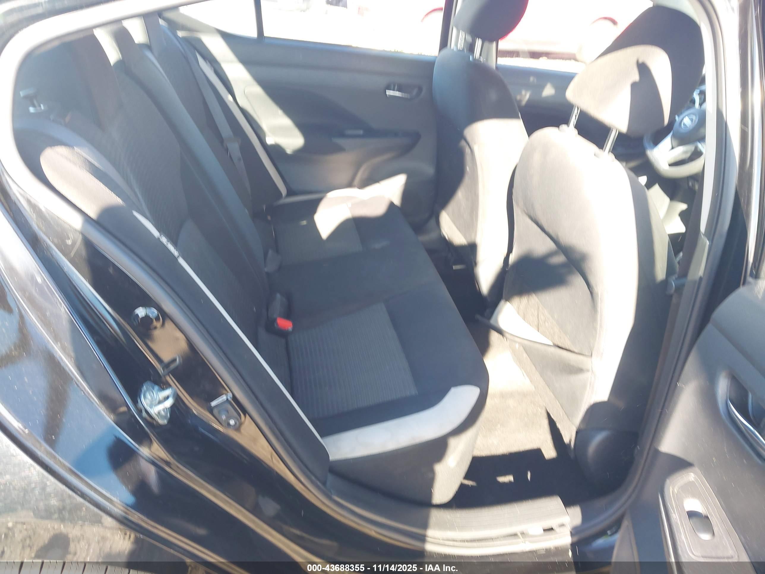 NISSAN VERSA image 8