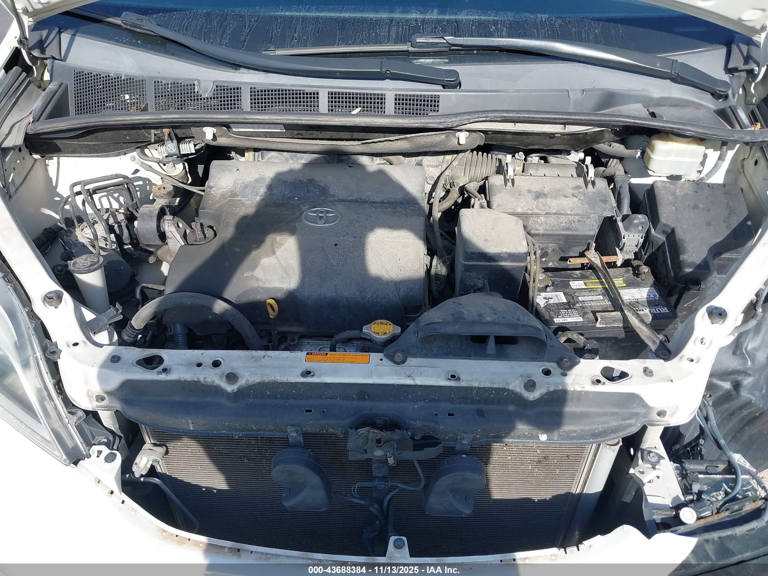 TOYOTA SIENNA image 10