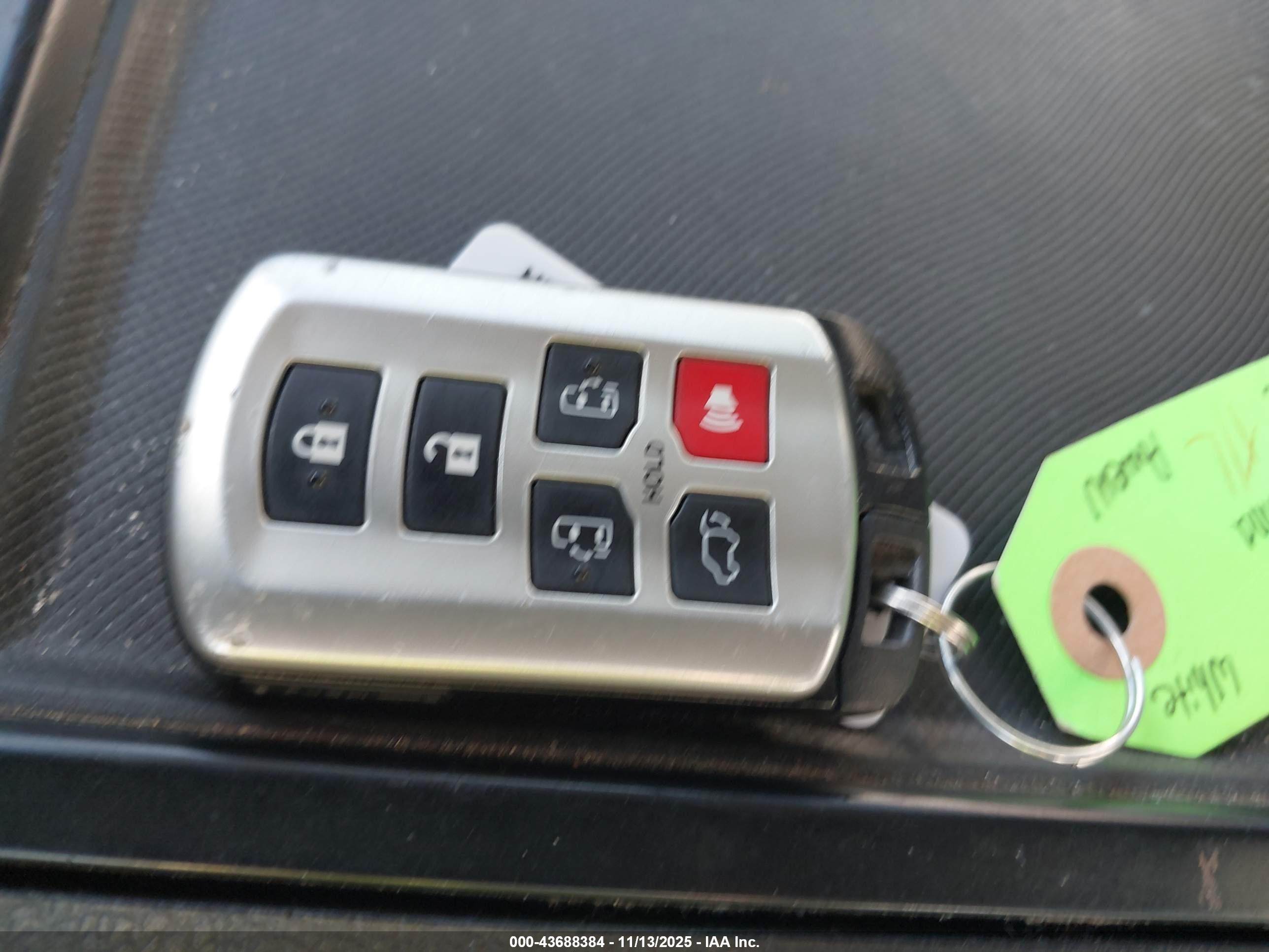 TOYOTA SIENNA image 11