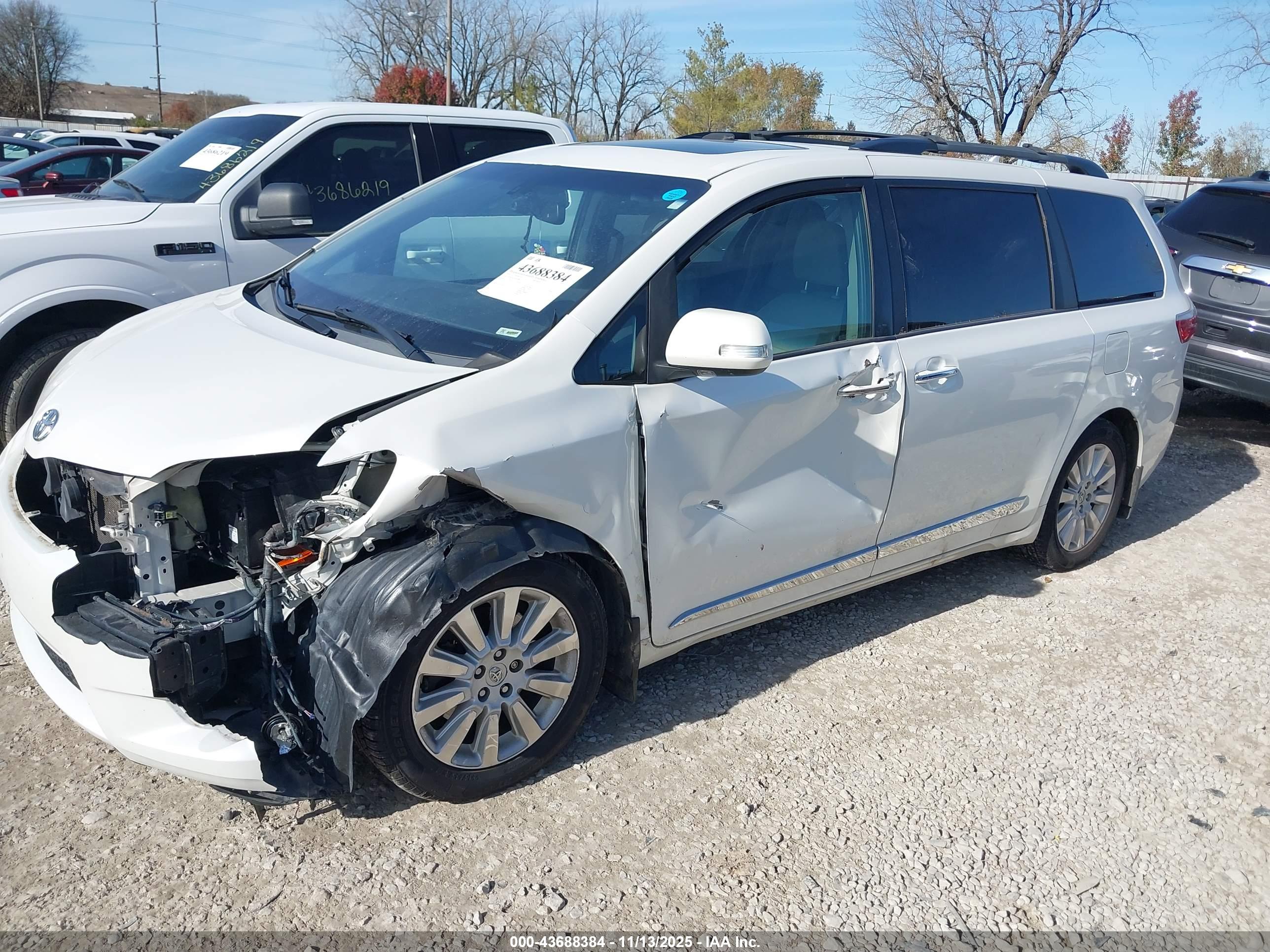 TOYOTA SIENNA image 2