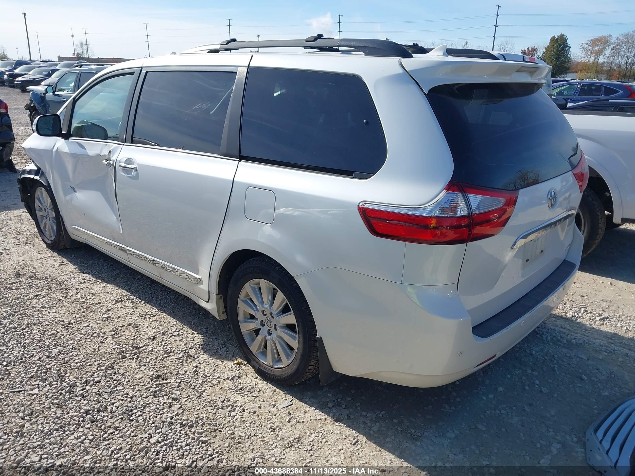TOYOTA SIENNA image 3
