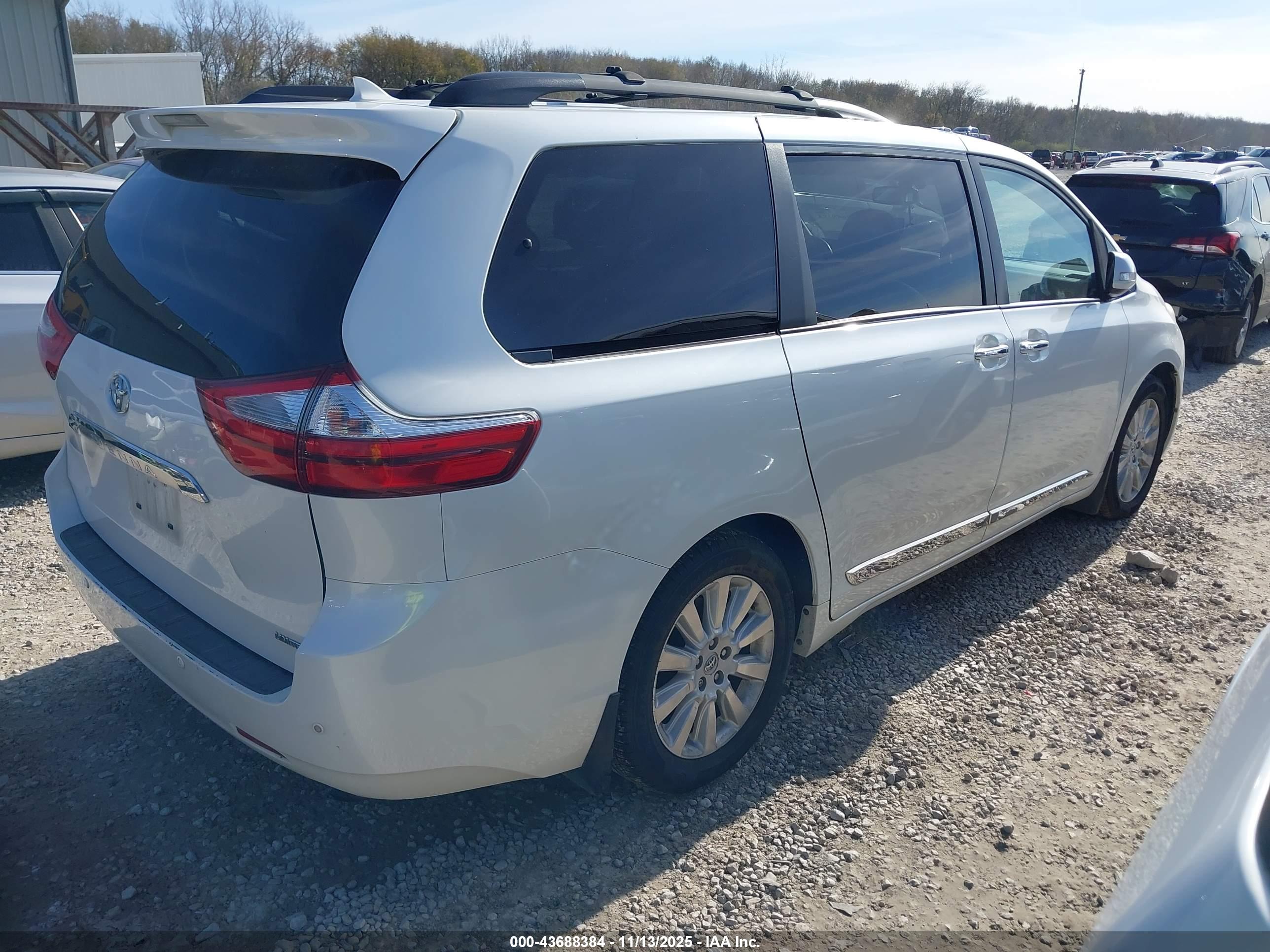 TOYOTA SIENNA image 4
