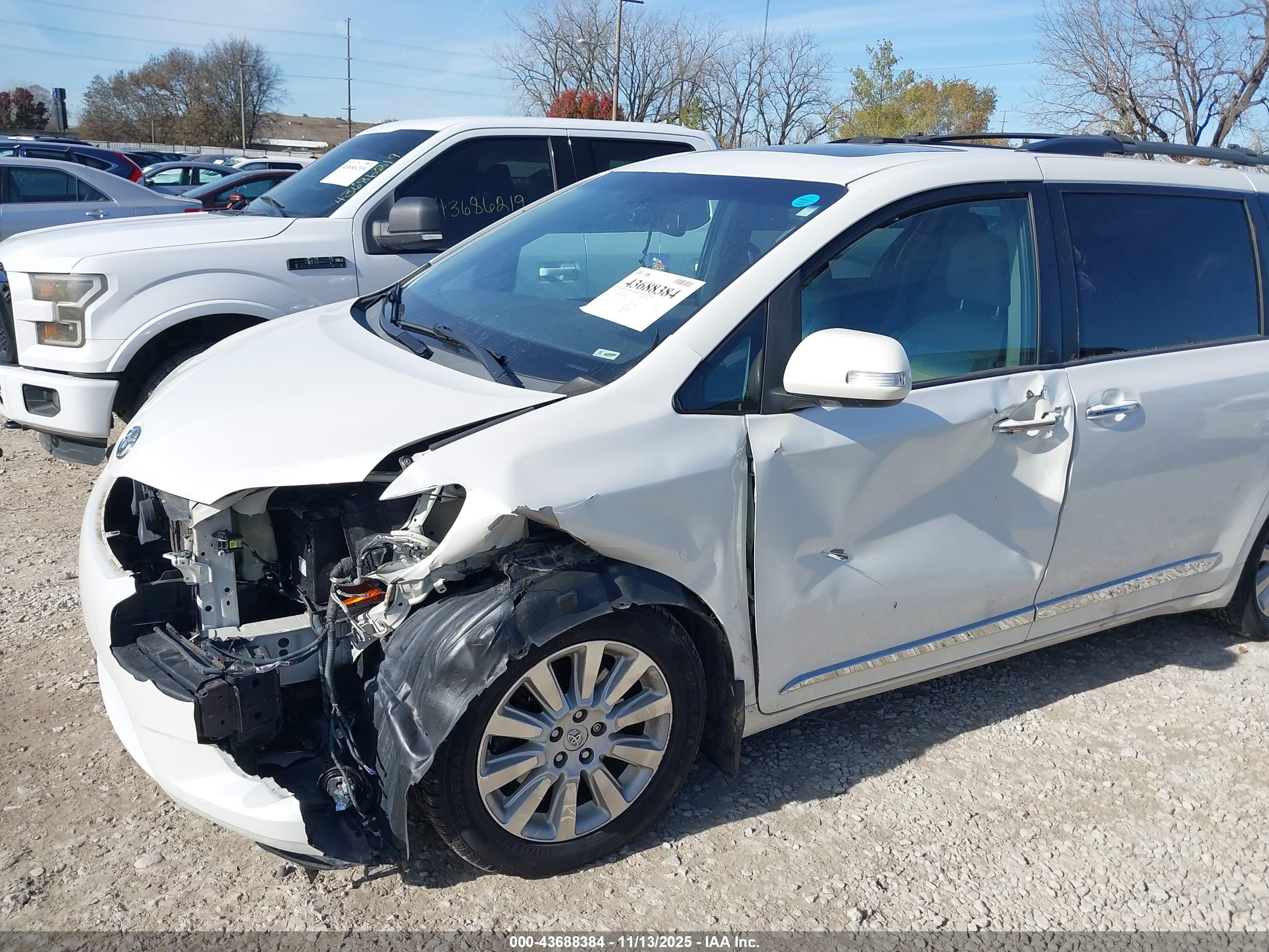 TOYOTA SIENNA image 6