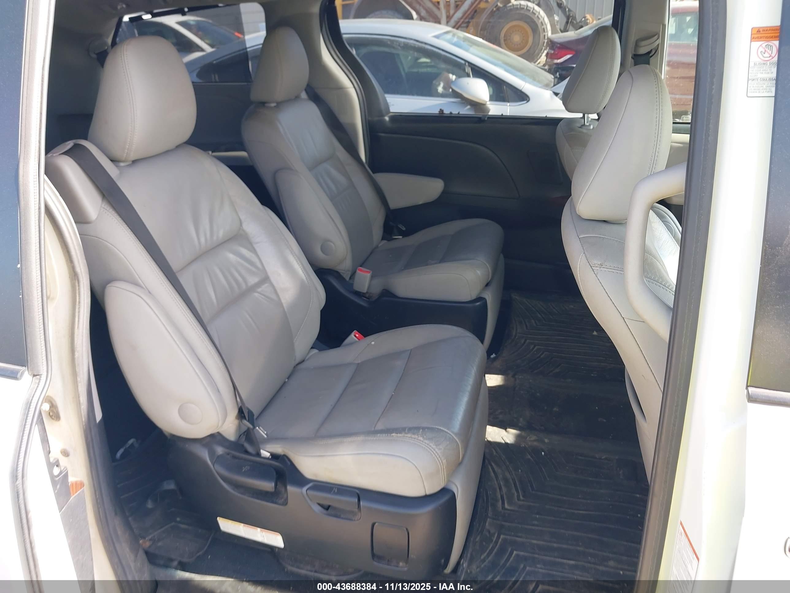 TOYOTA SIENNA image 8
