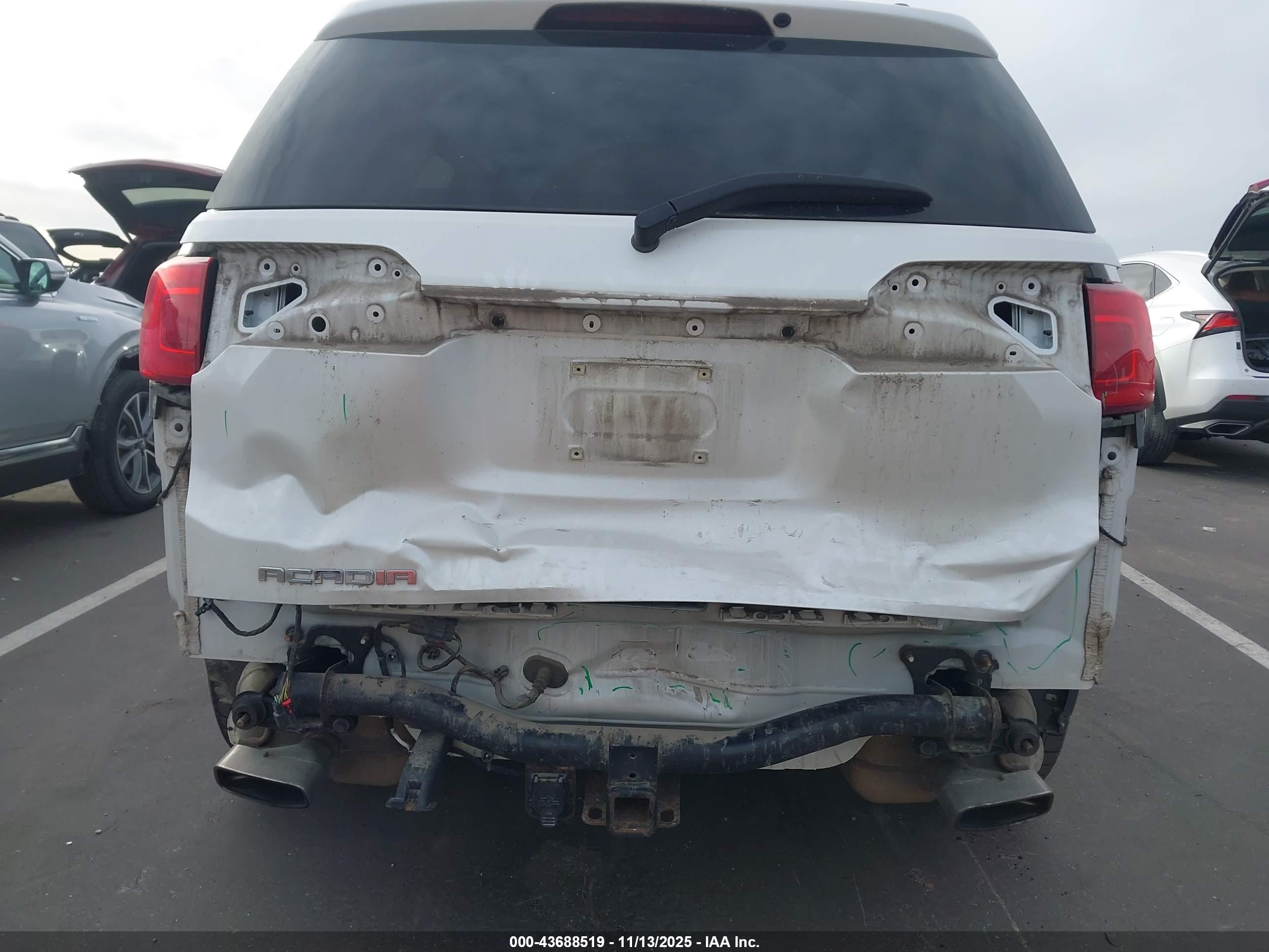 GMC ACADIA image 6