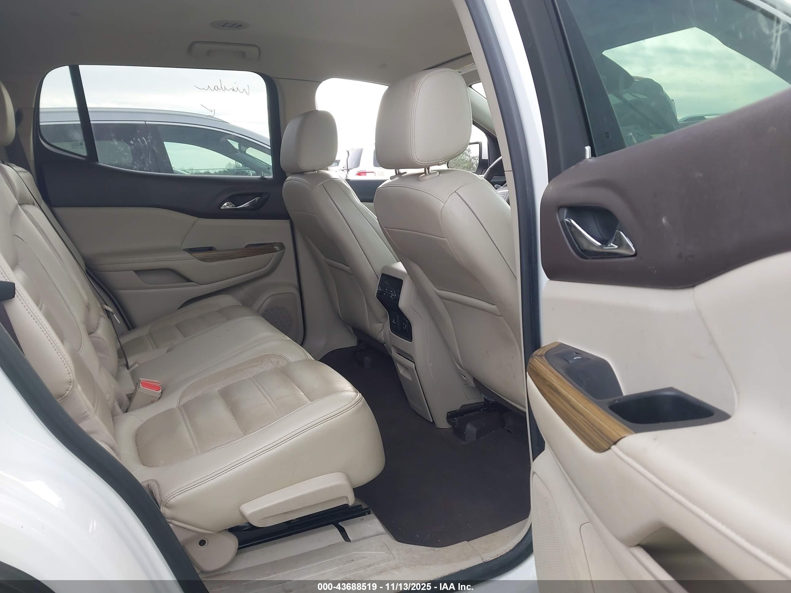 GMC ACADIA image 8