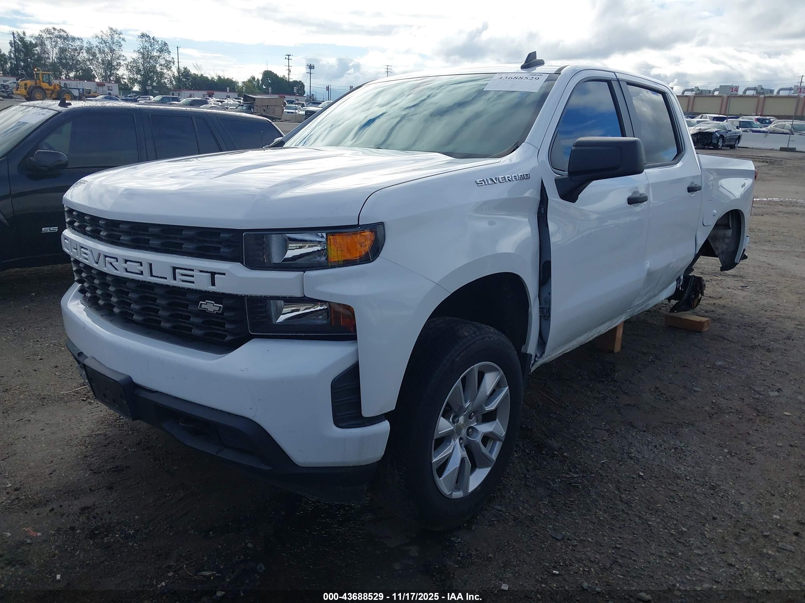 CHEVROLET SILVERADO image 2