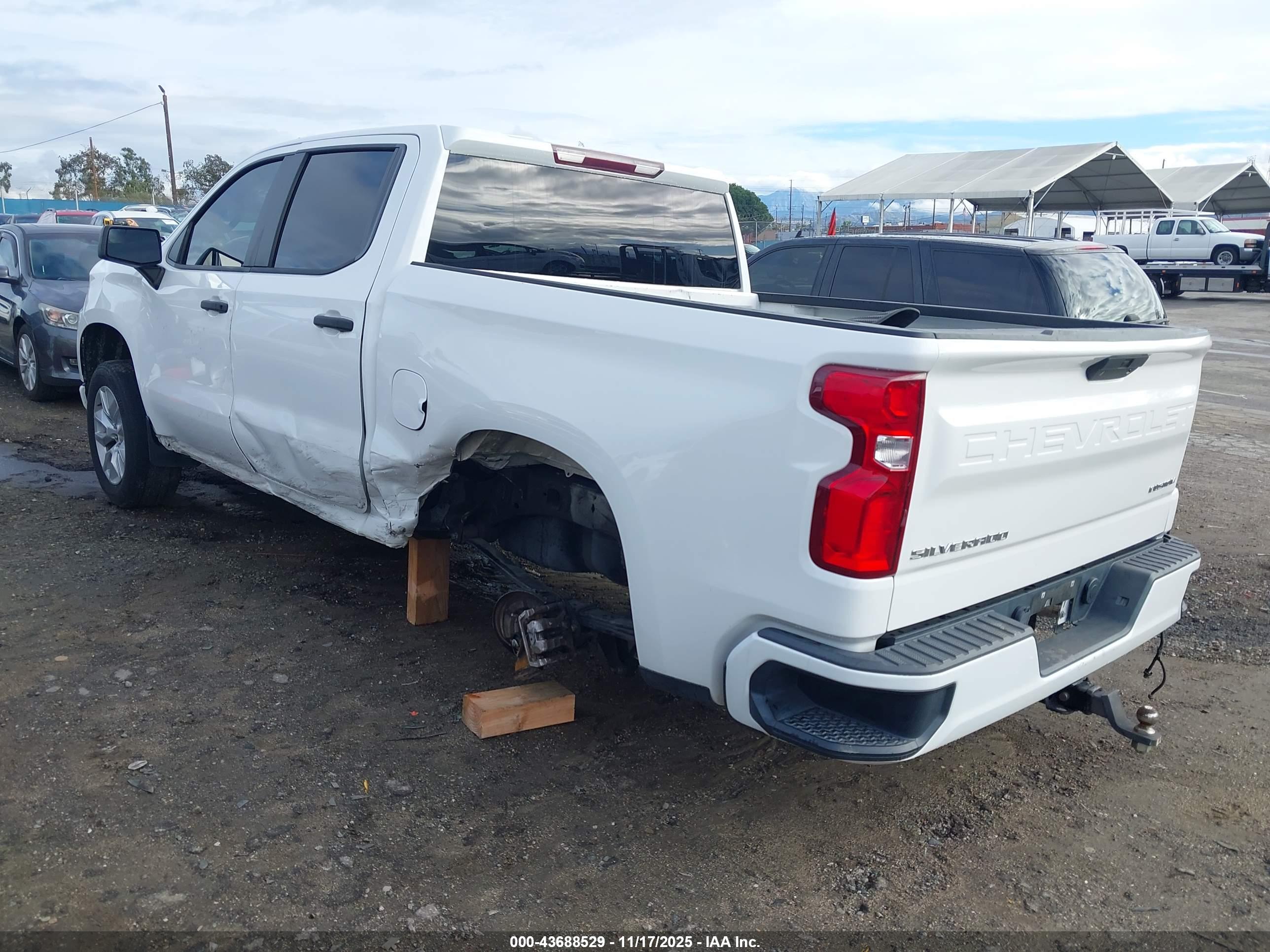 CHEVROLET SILVERADO image 3