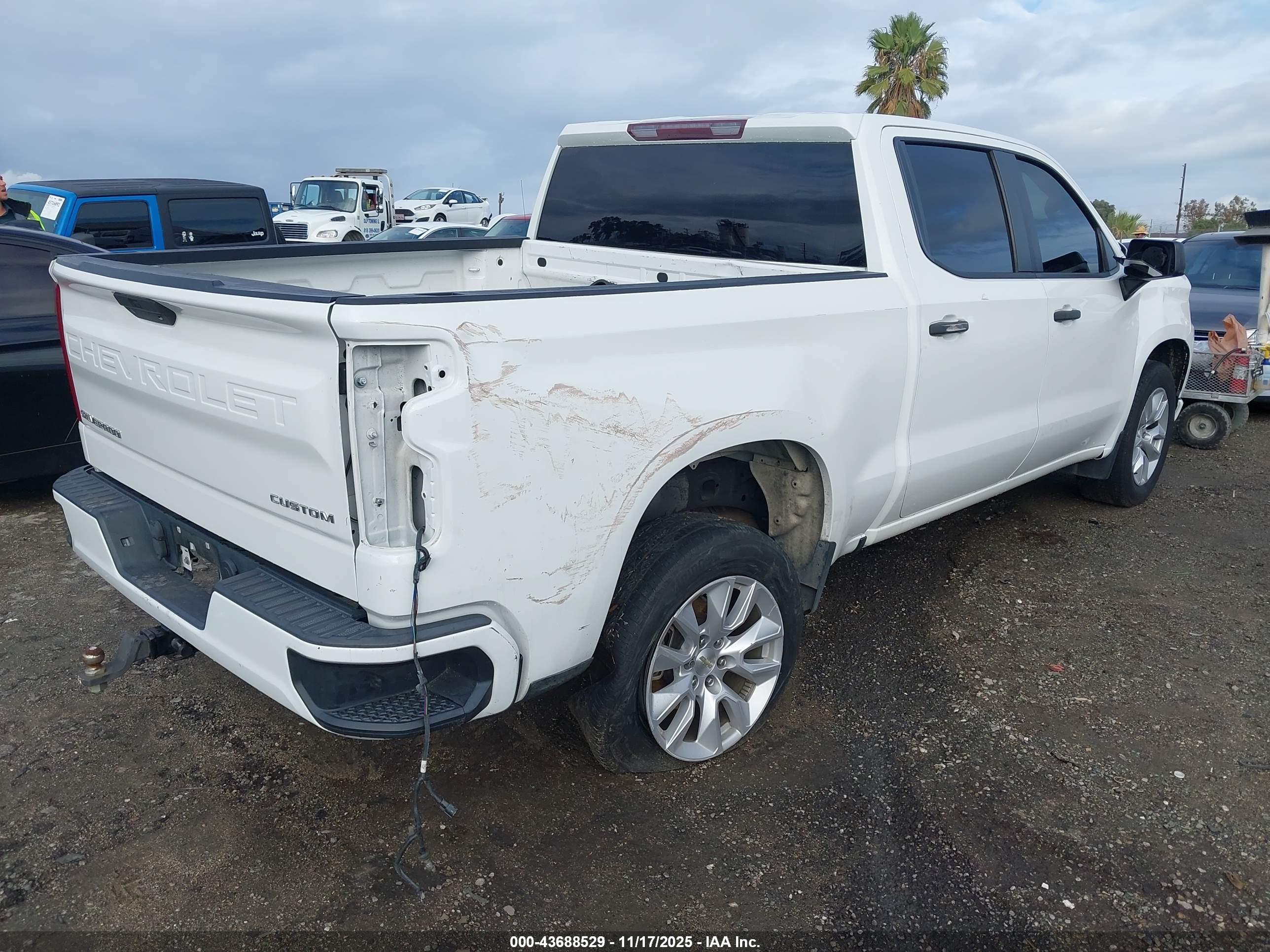 CHEVROLET SILVERADO image 4