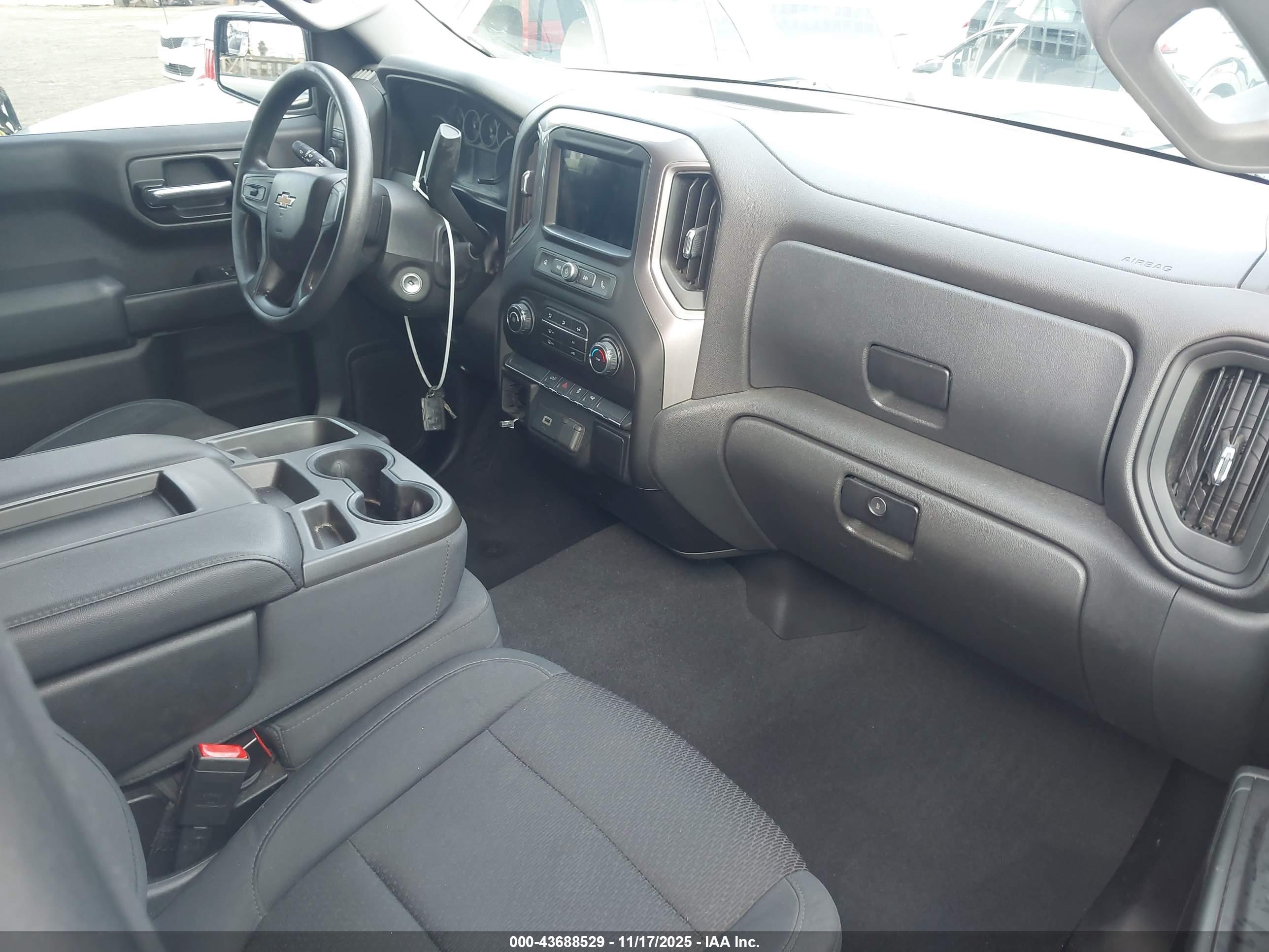 CHEVROLET SILVERADO image 5