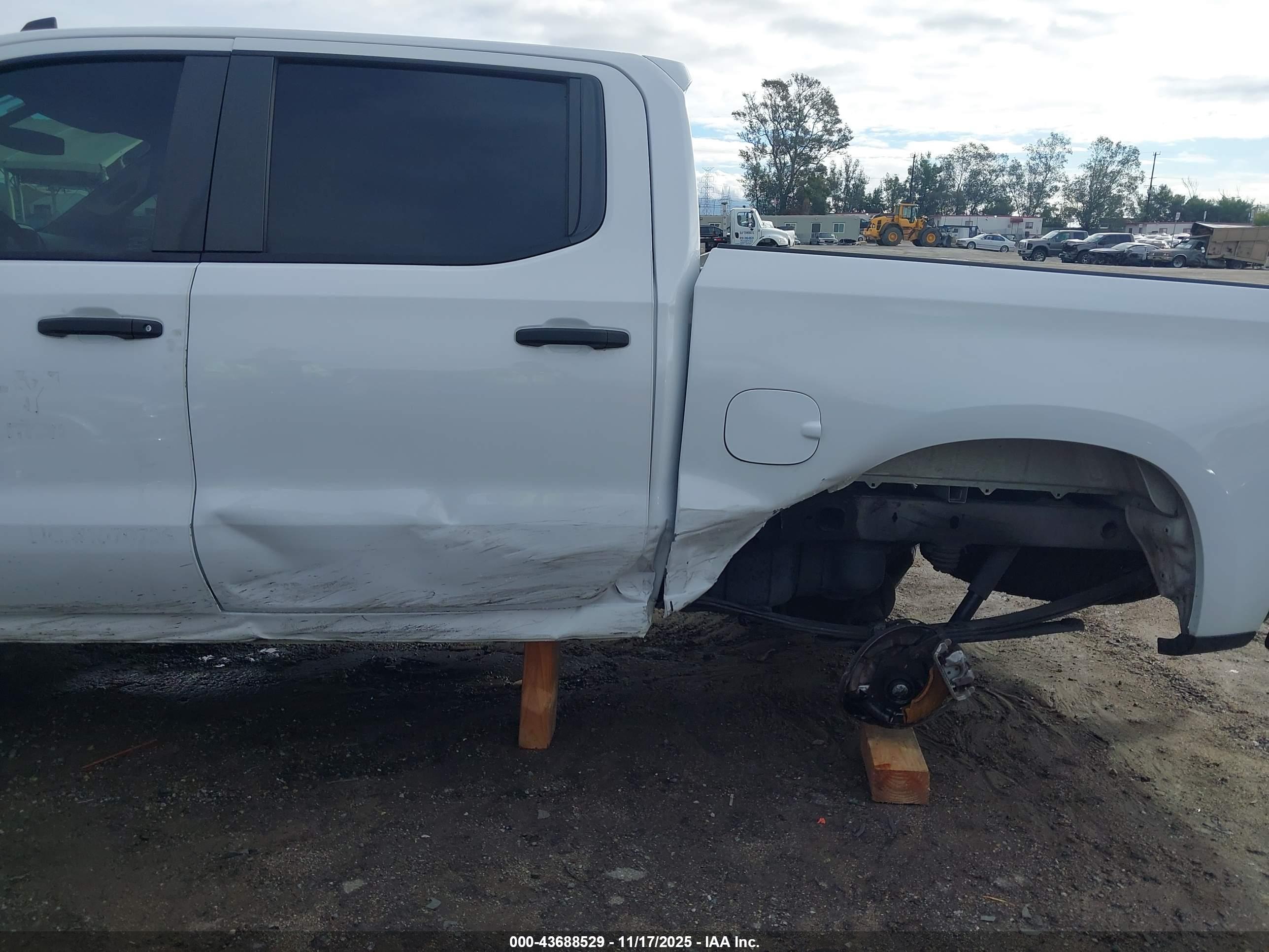 CHEVROLET SILVERADO image 6