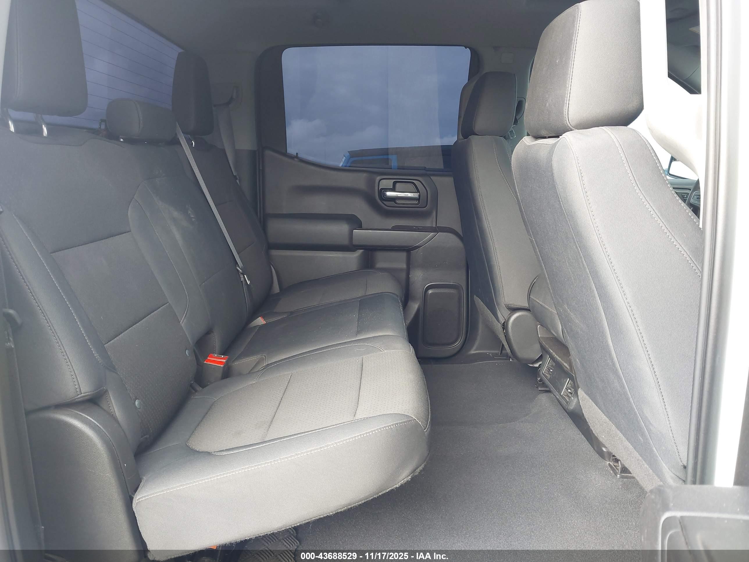 CHEVROLET SILVERADO image 8