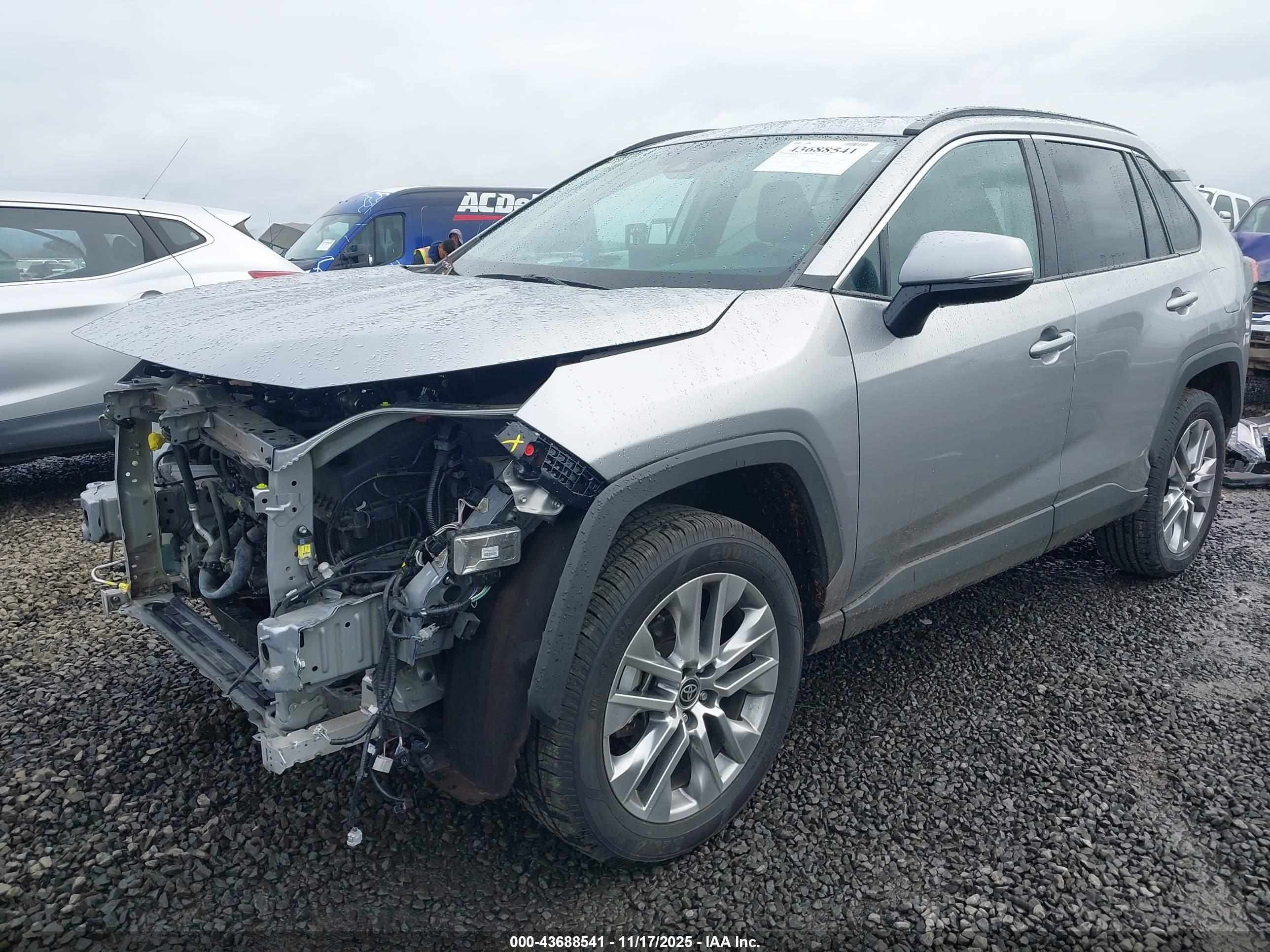 TOYOTA RAV4 image 2