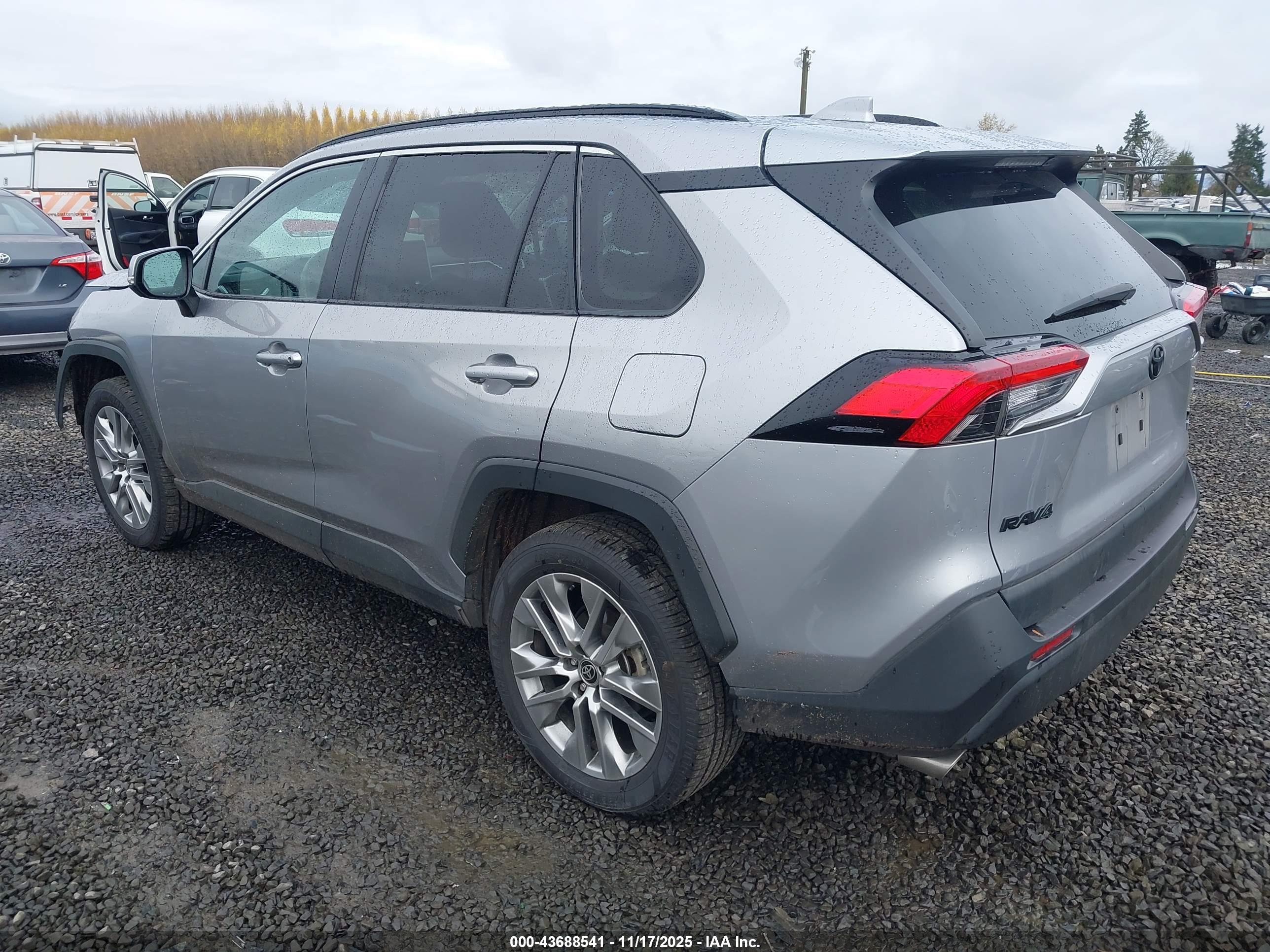TOYOTA RAV4 image 3
