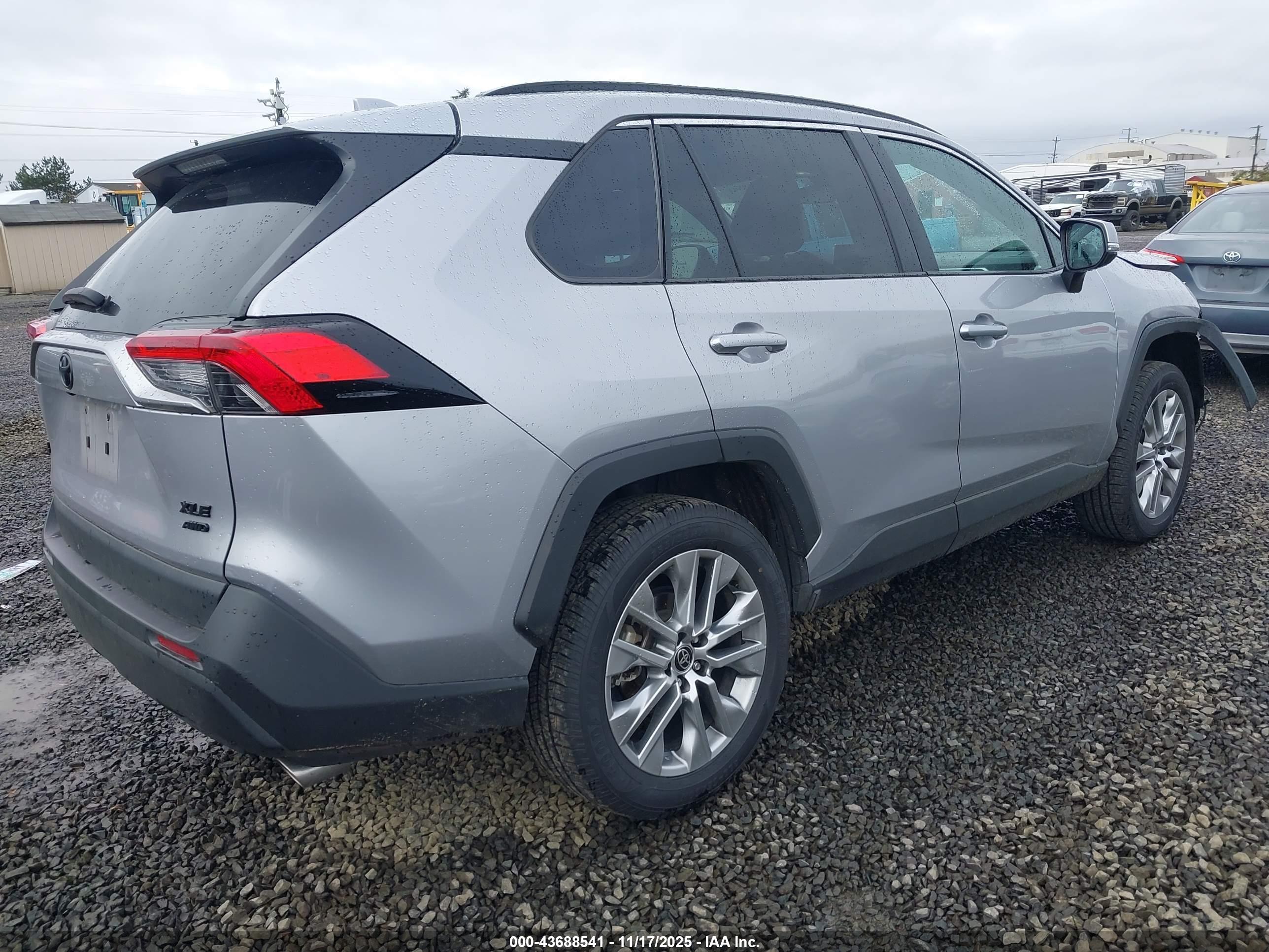 TOYOTA RAV4 image 4