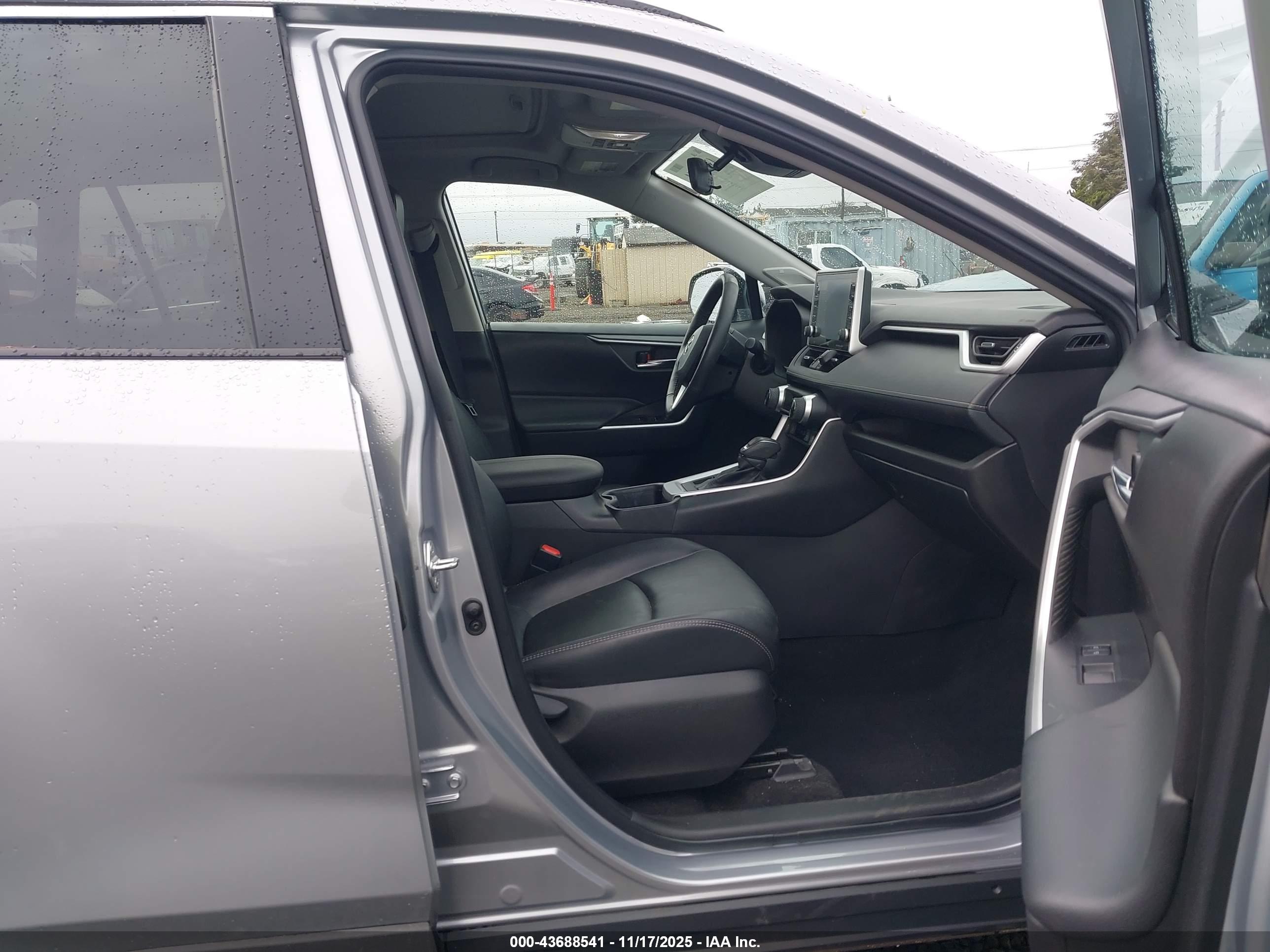 TOYOTA RAV4 image 5