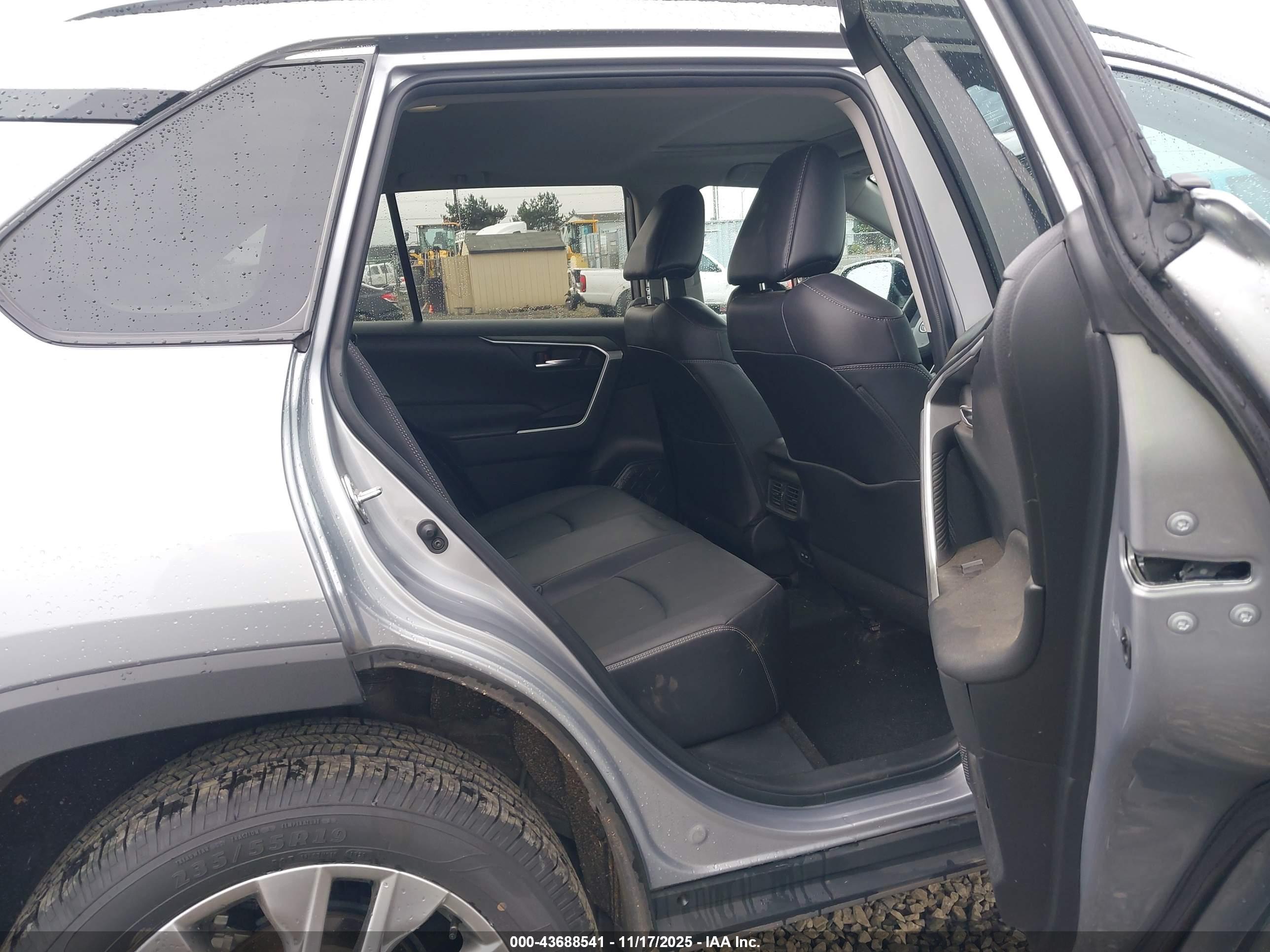 TOYOTA RAV4 image 8