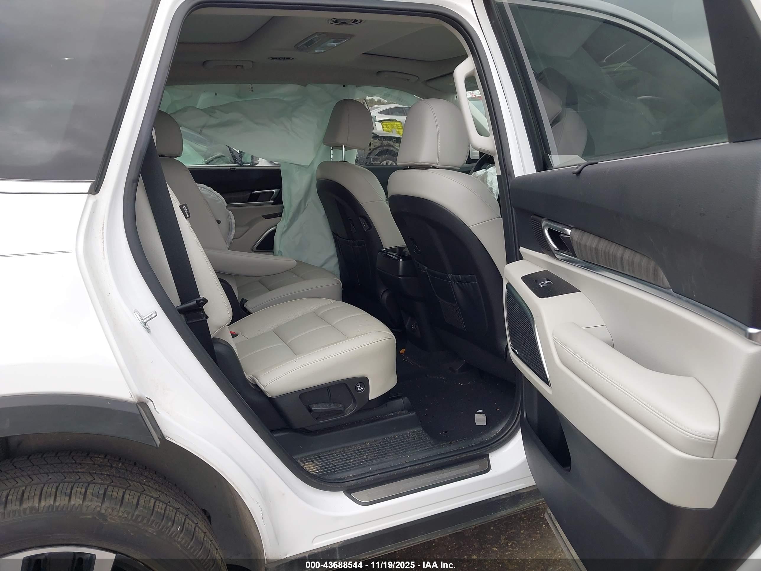 KIA TELLURIDE image 8