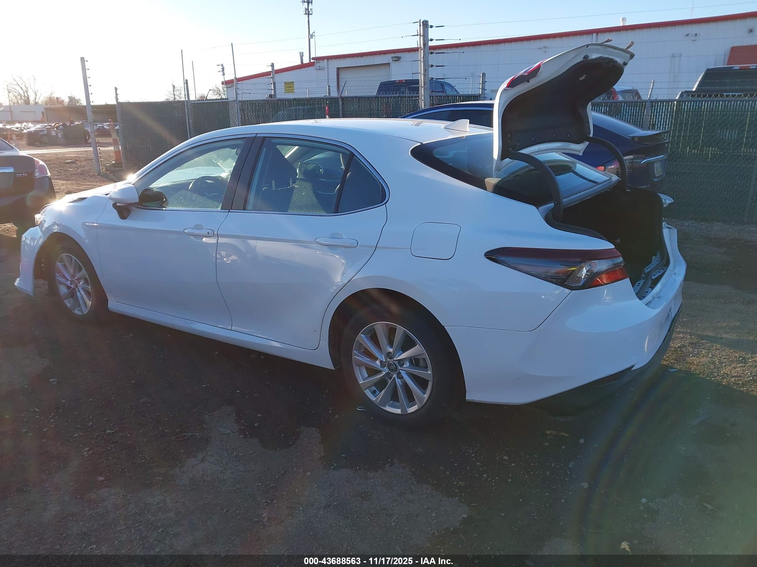 TOYOTA CAMRY image 3