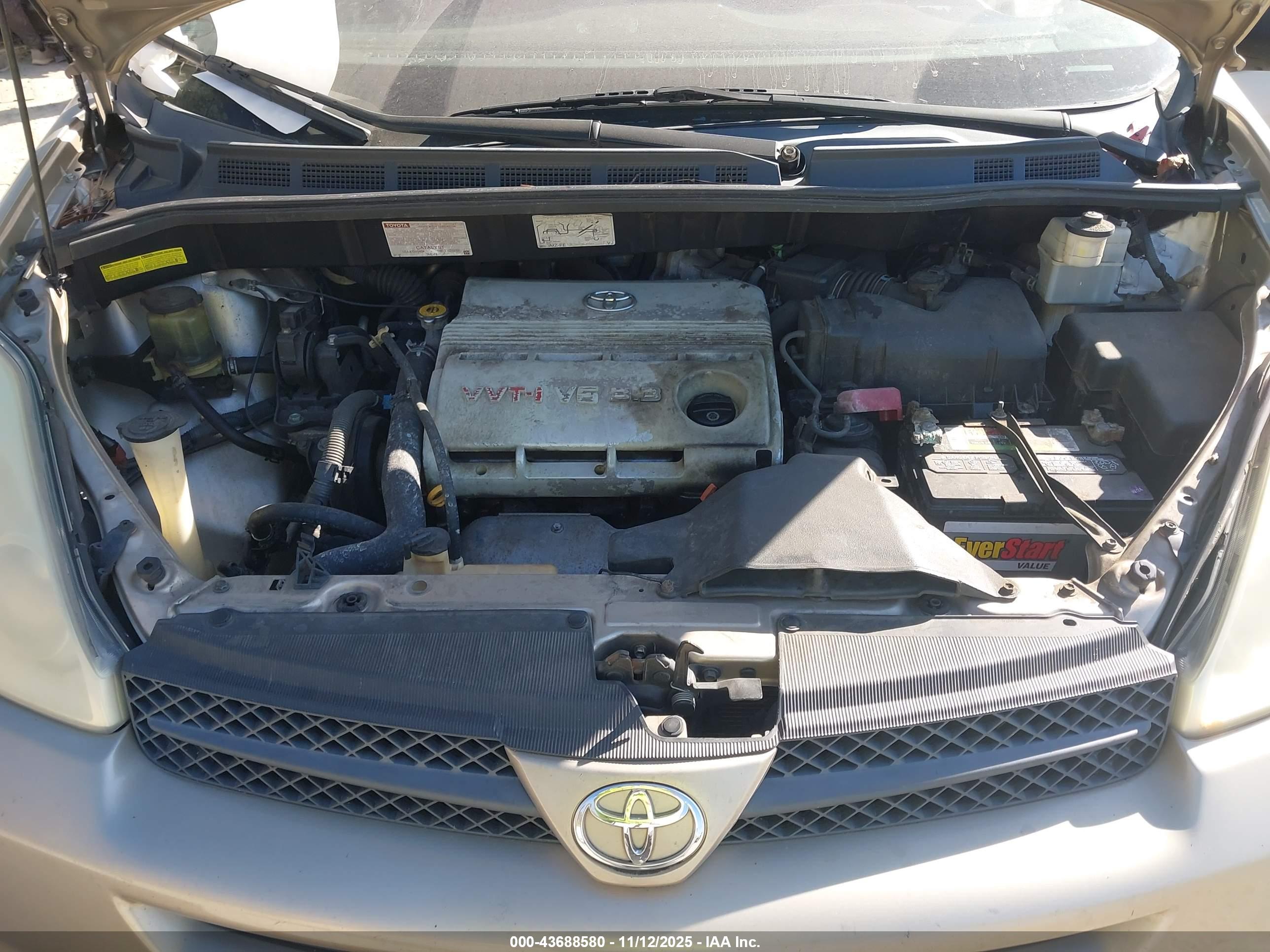 TOYOTA SIENNA image 10