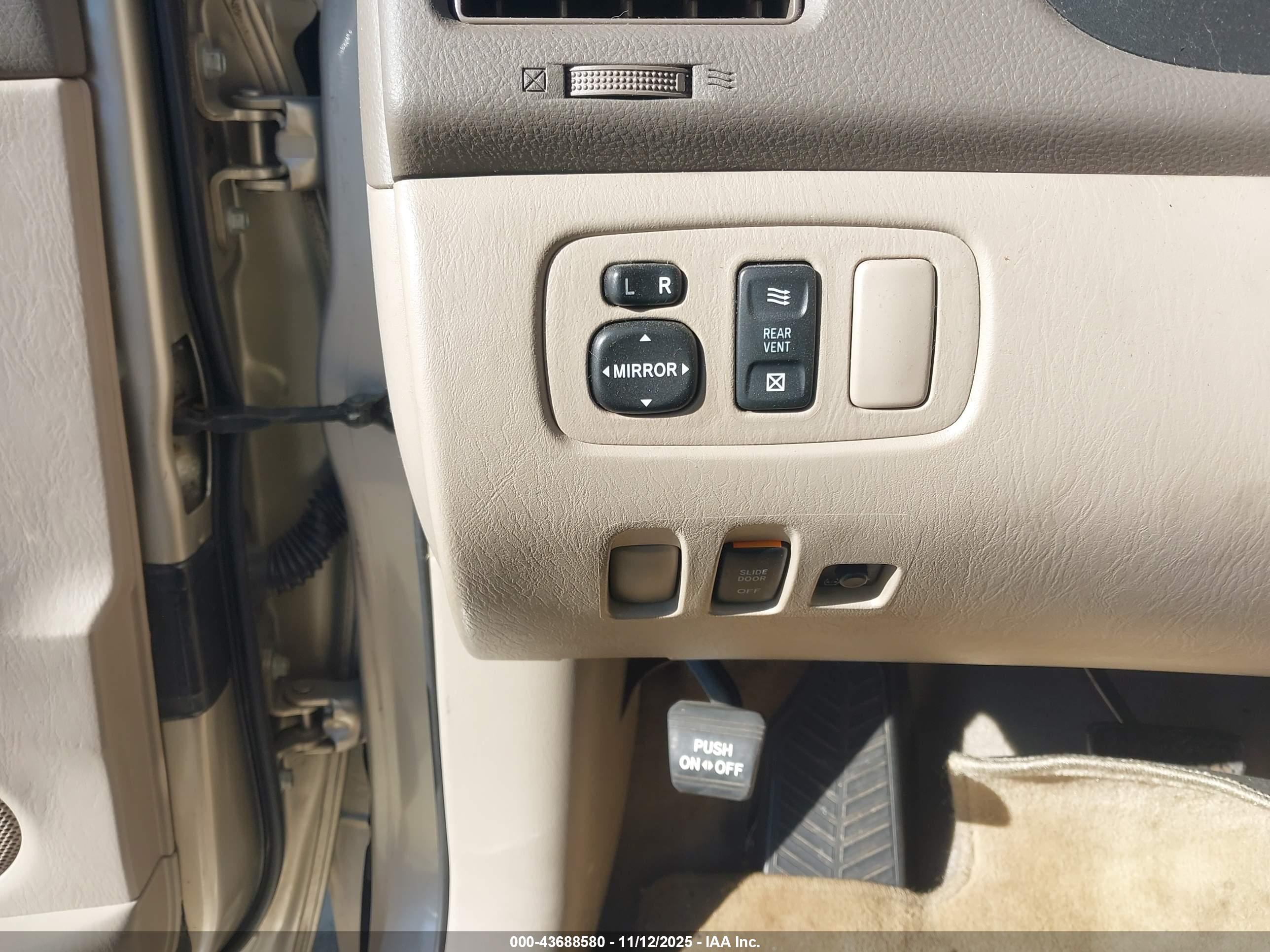 TOYOTA SIENNA image 11