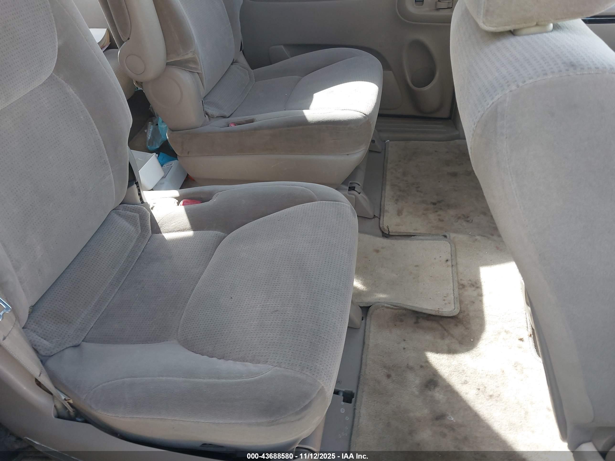 TOYOTA SIENNA image 8