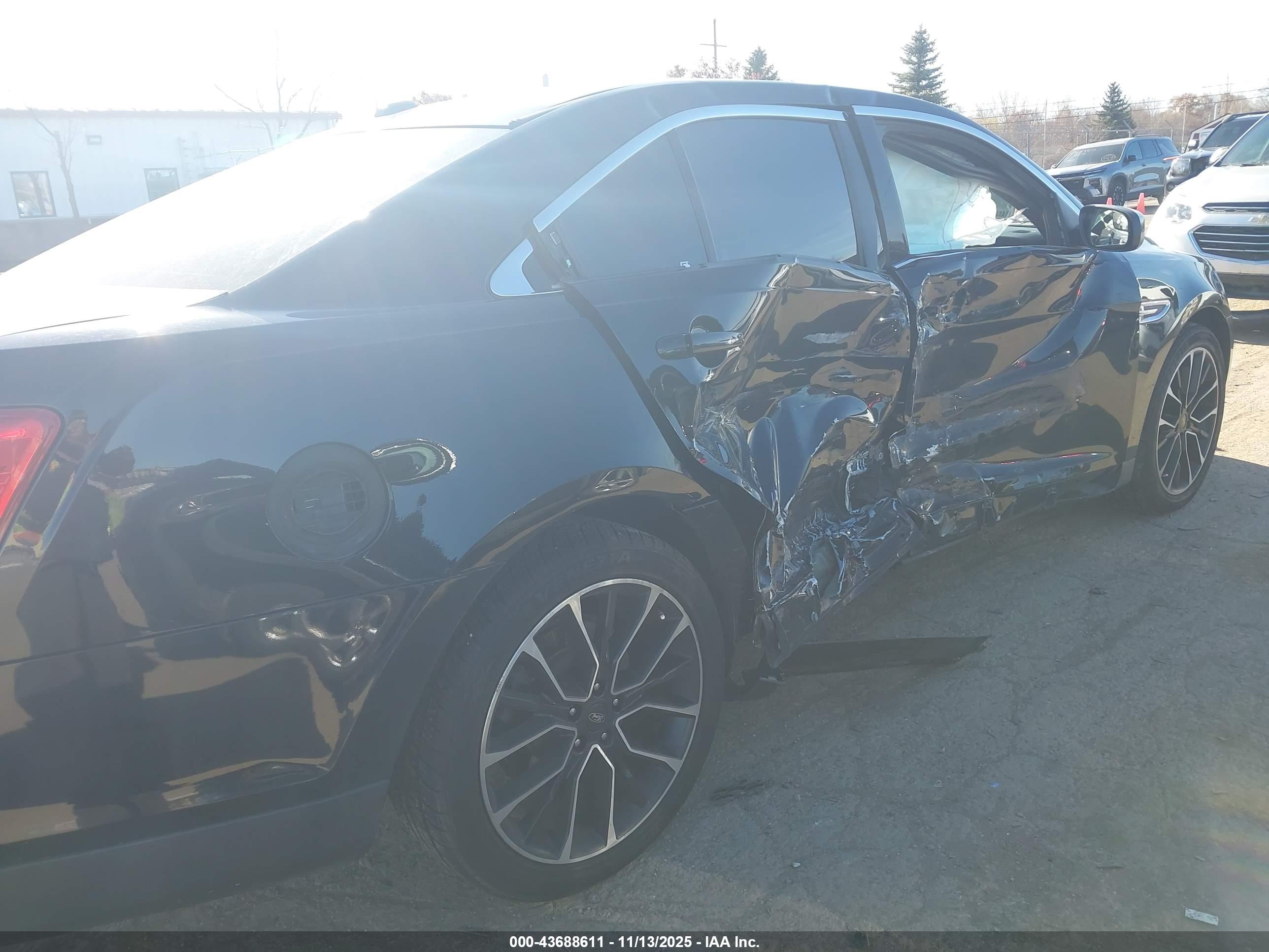FORD TAURUS image 6