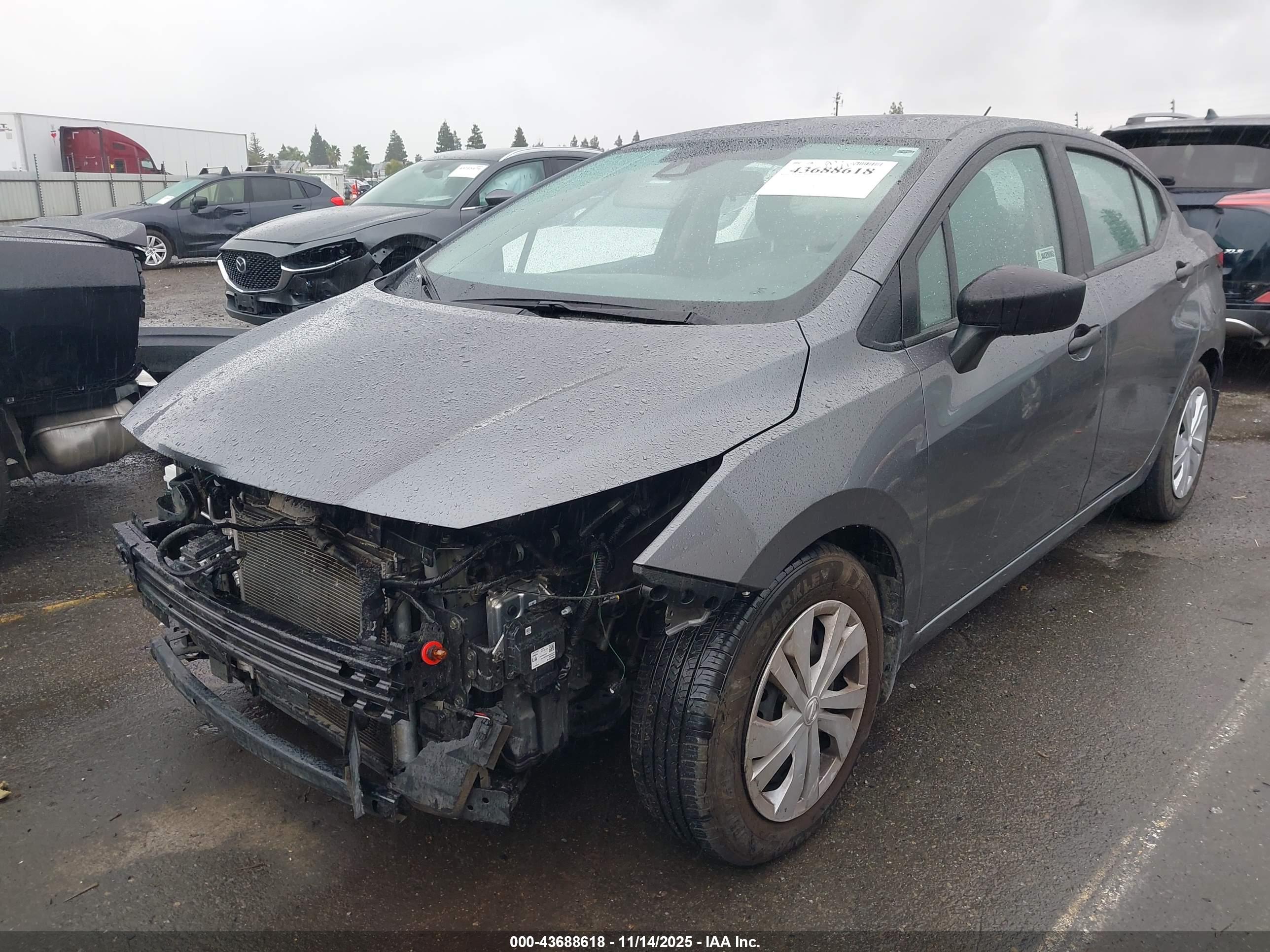 NISSAN VERSA image 2