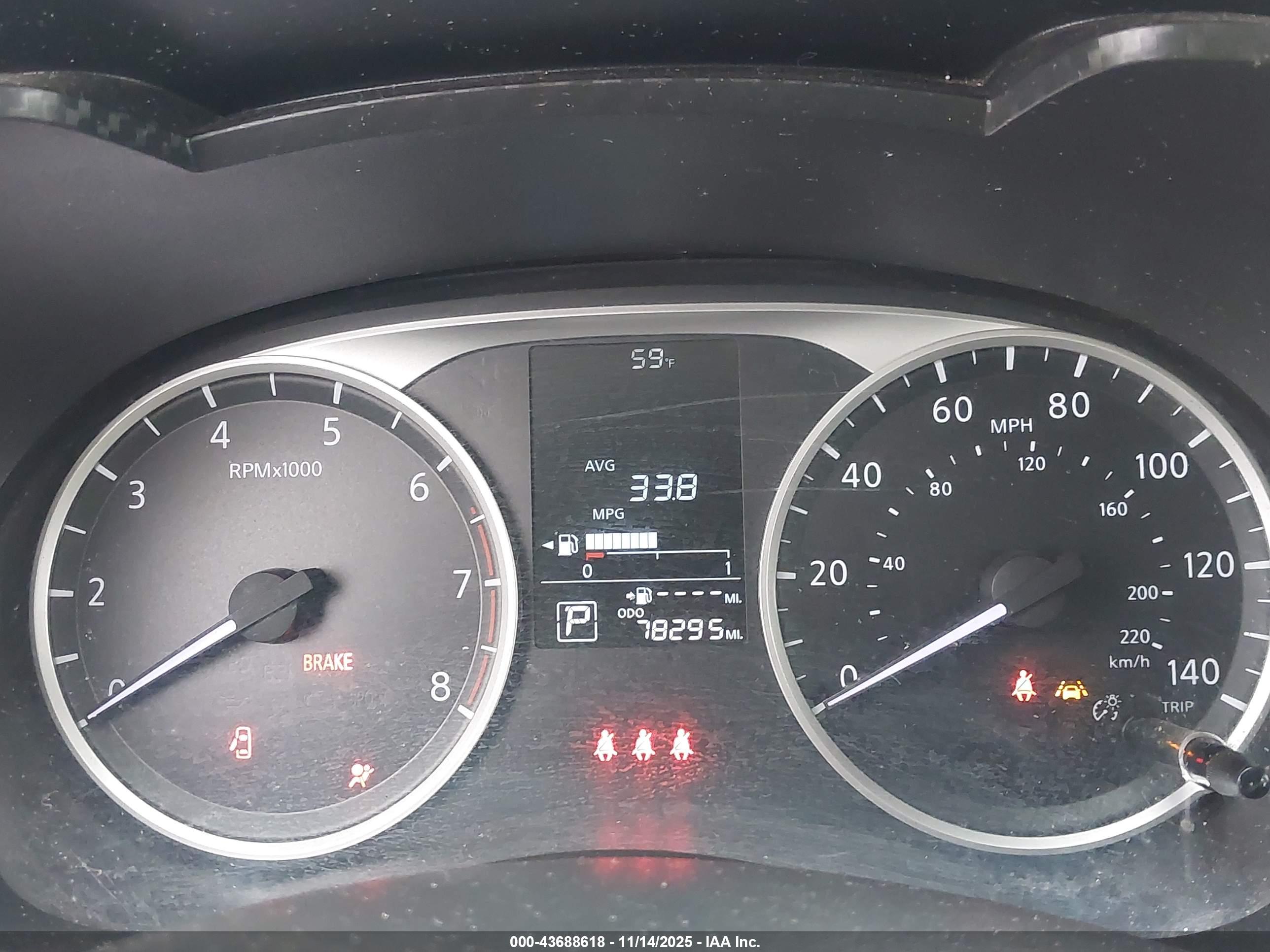 NISSAN VERSA image 7