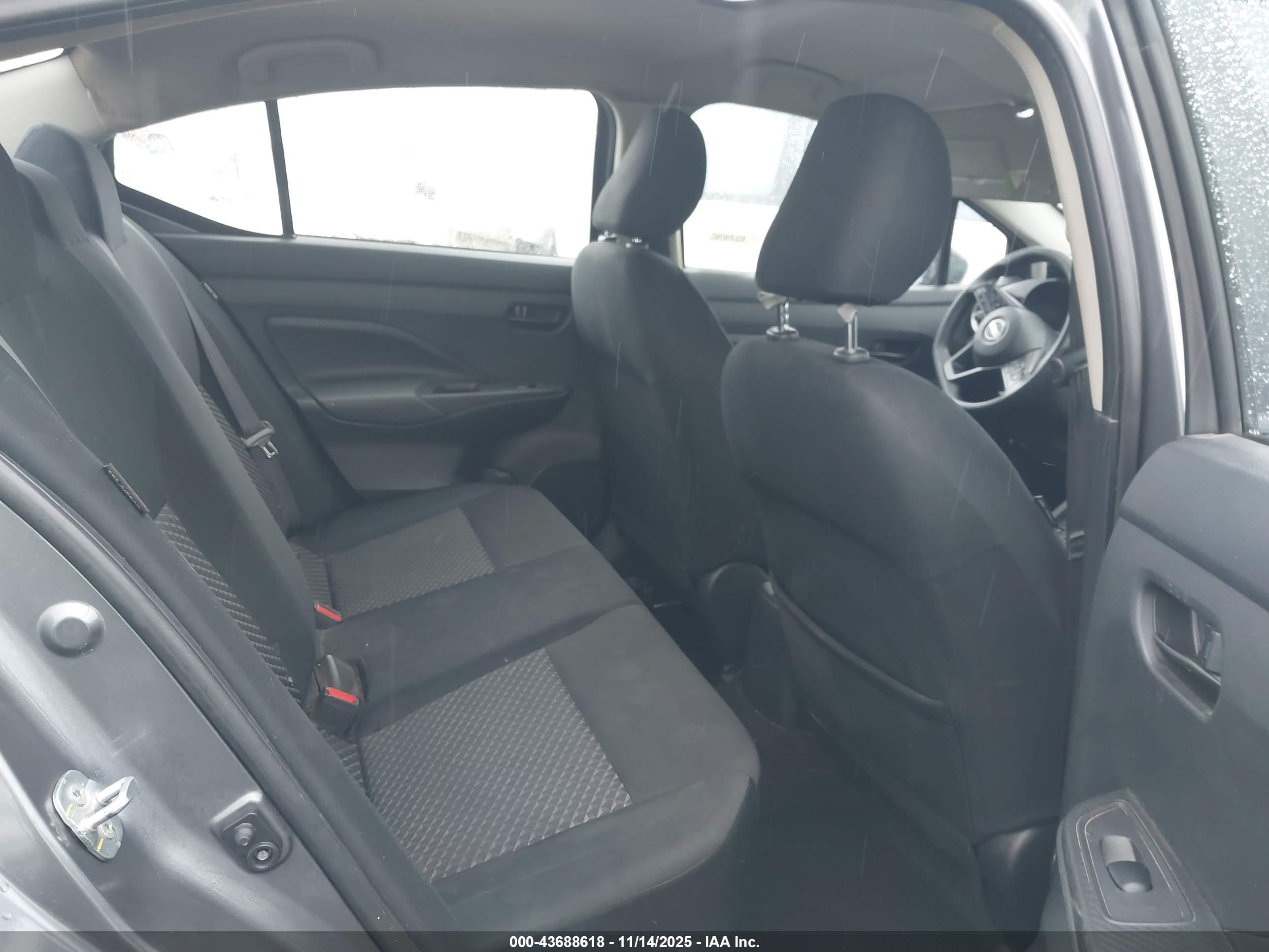 NISSAN VERSA image 8