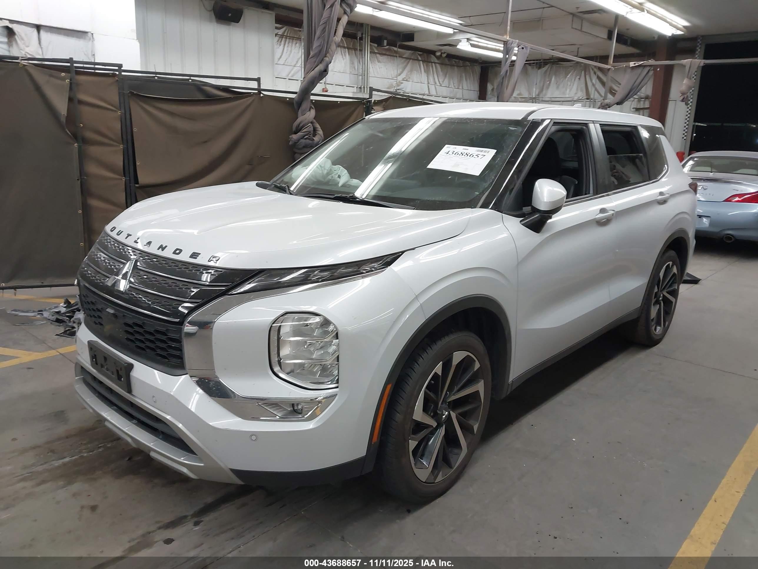 MITSUBISHI OUTLANDER image 2