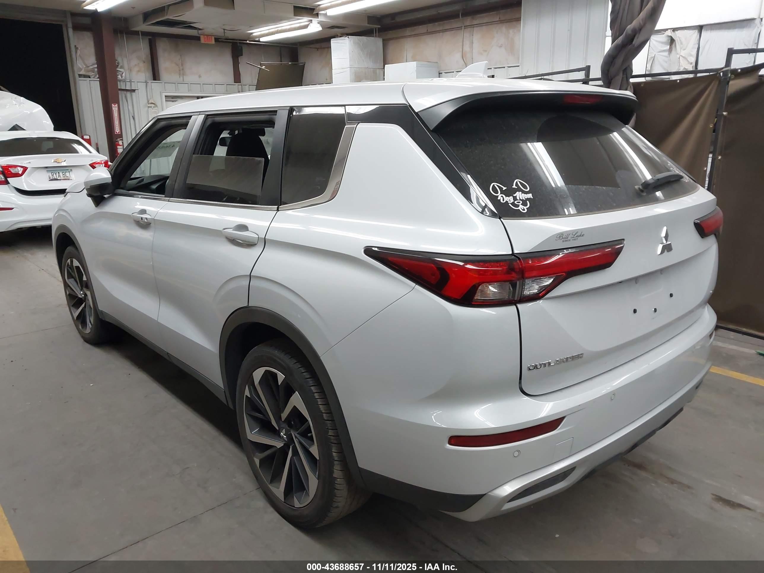 MITSUBISHI OUTLANDER image 3