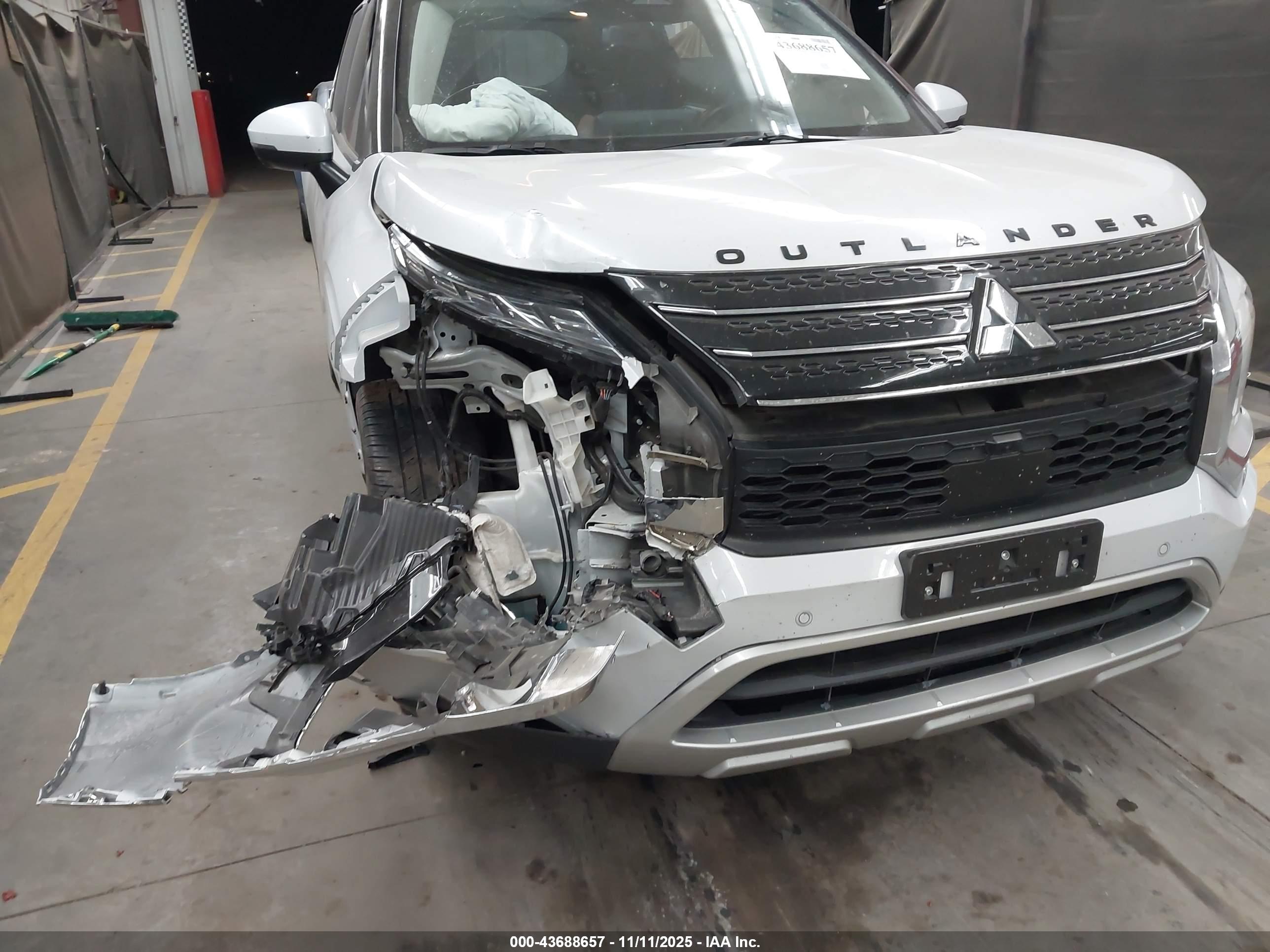 MITSUBISHI OUTLANDER image 6