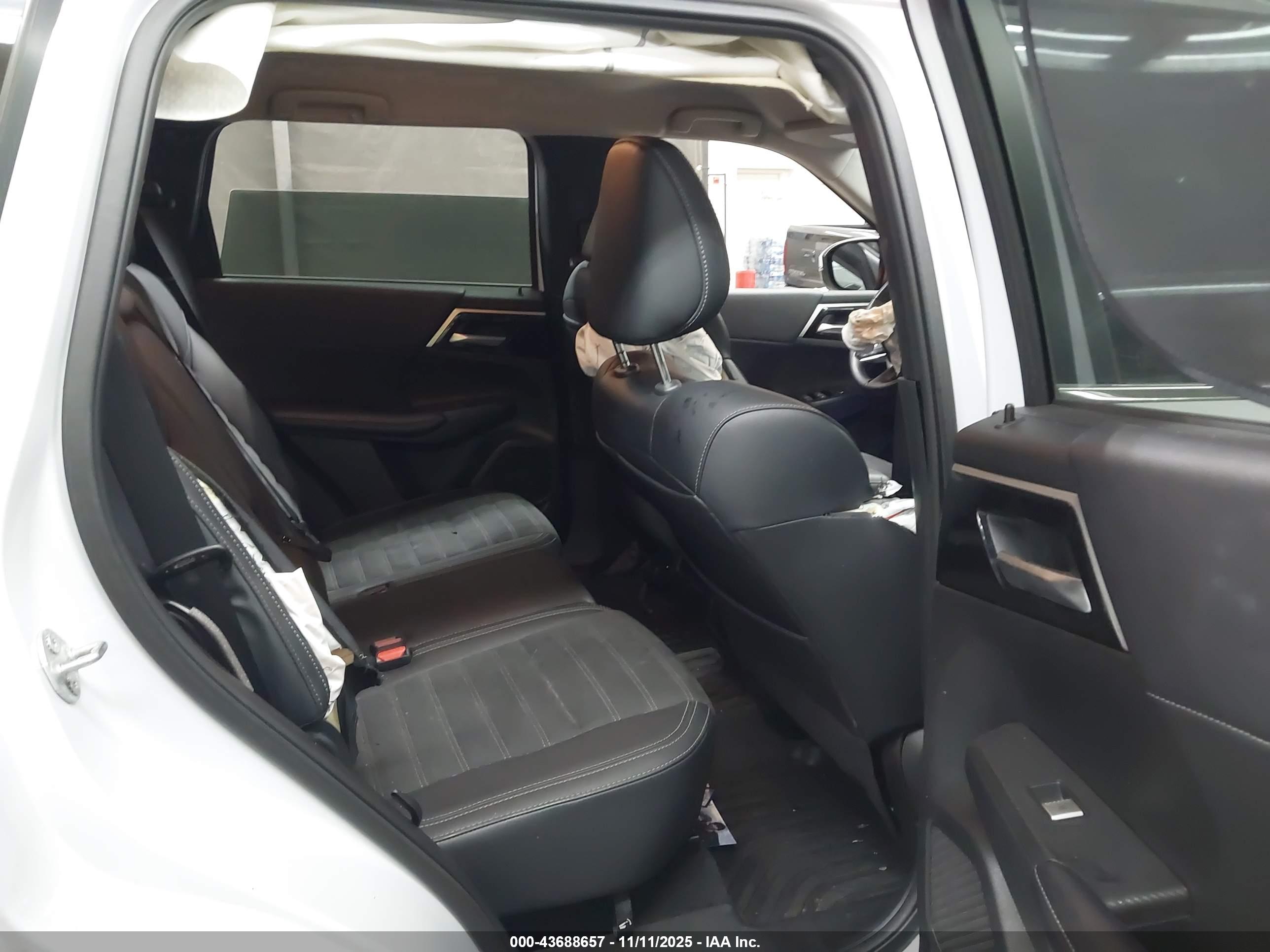 MITSUBISHI OUTLANDER image 8