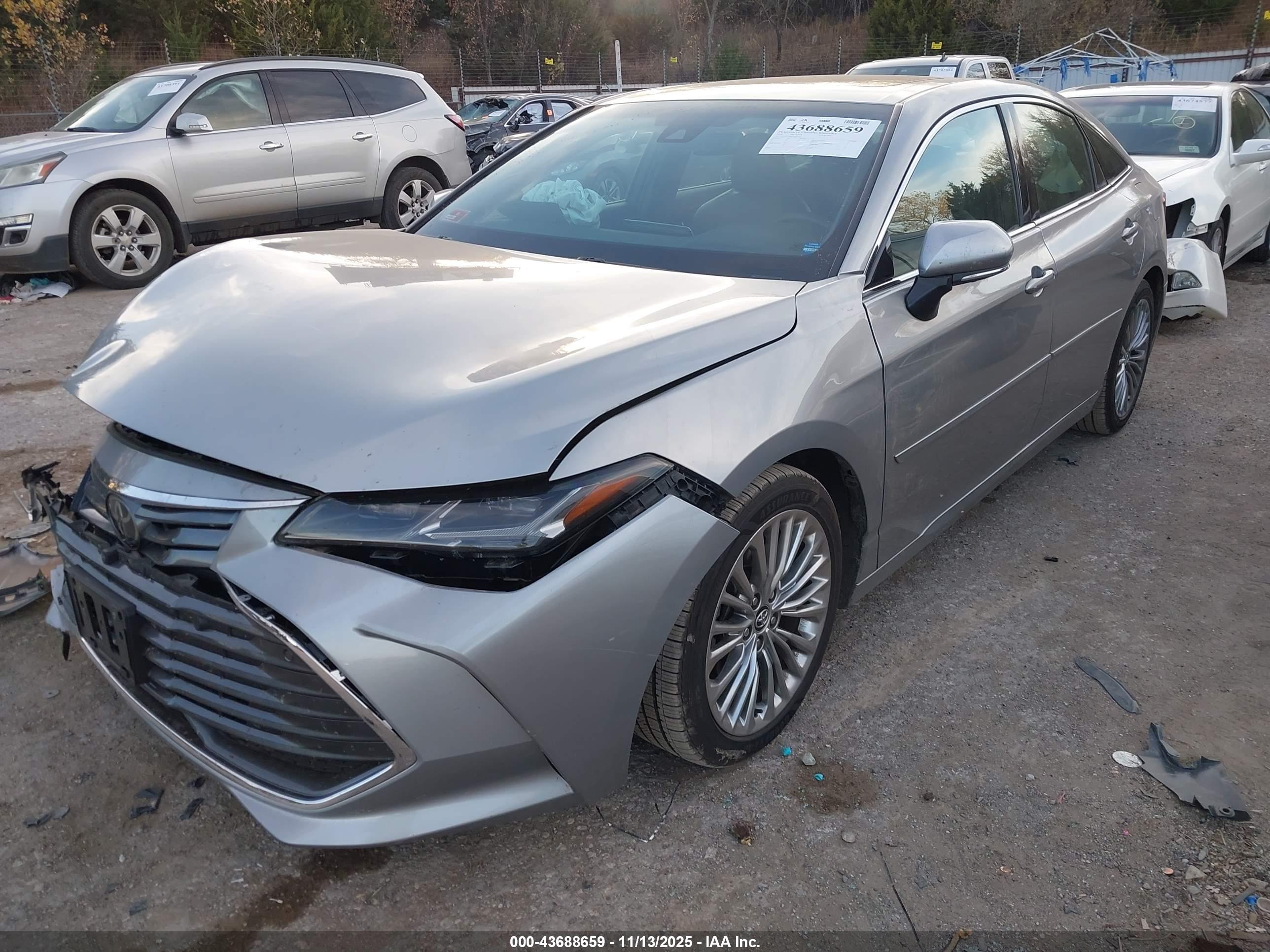 TOYOTA AVALON image 2