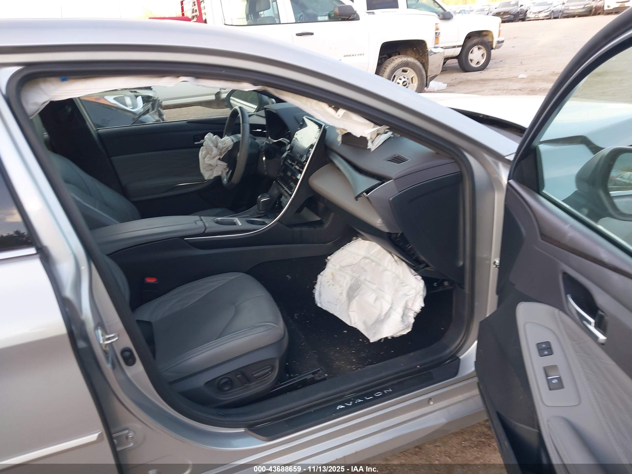TOYOTA AVALON image 5