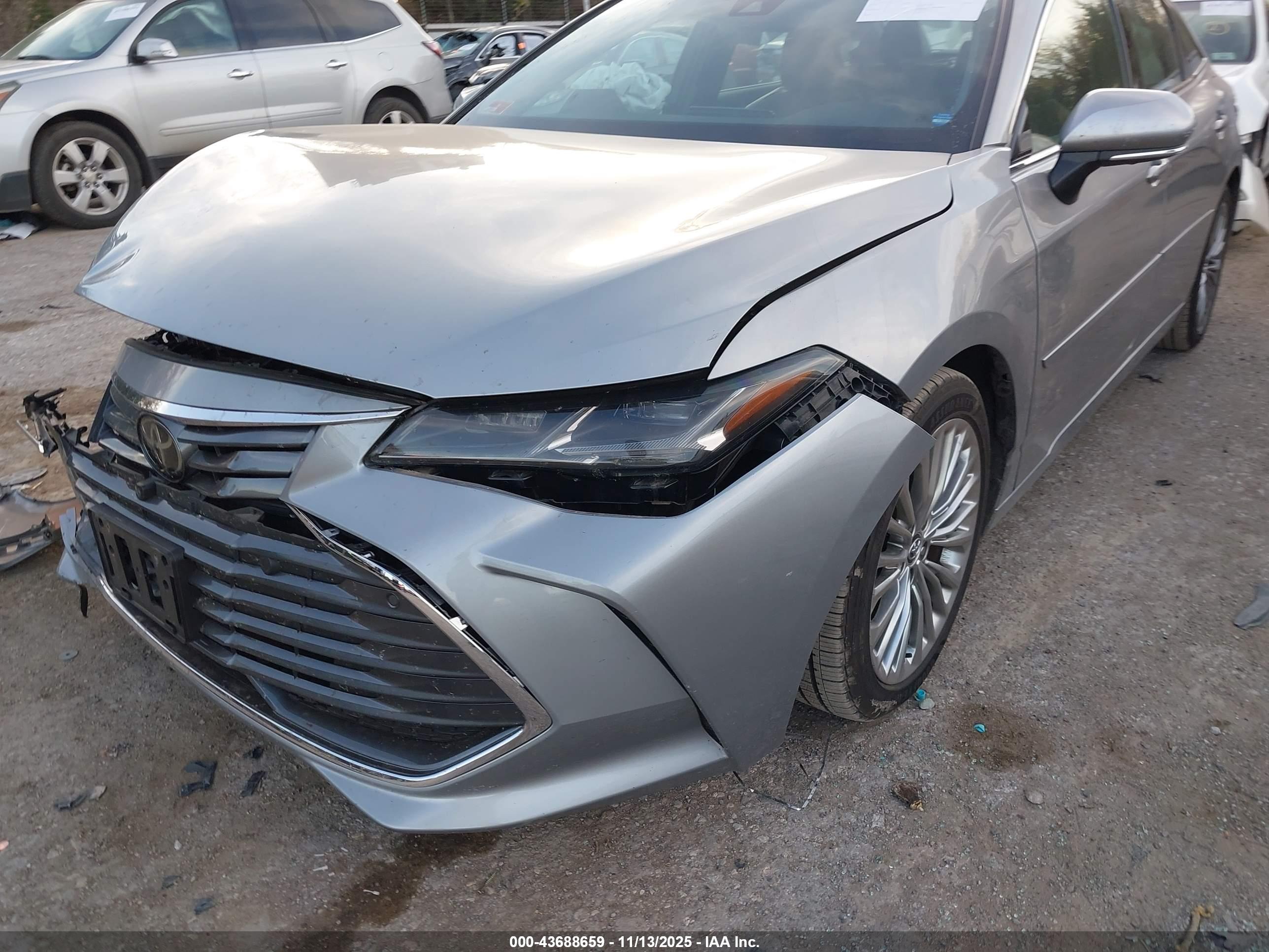 TOYOTA AVALON image 6