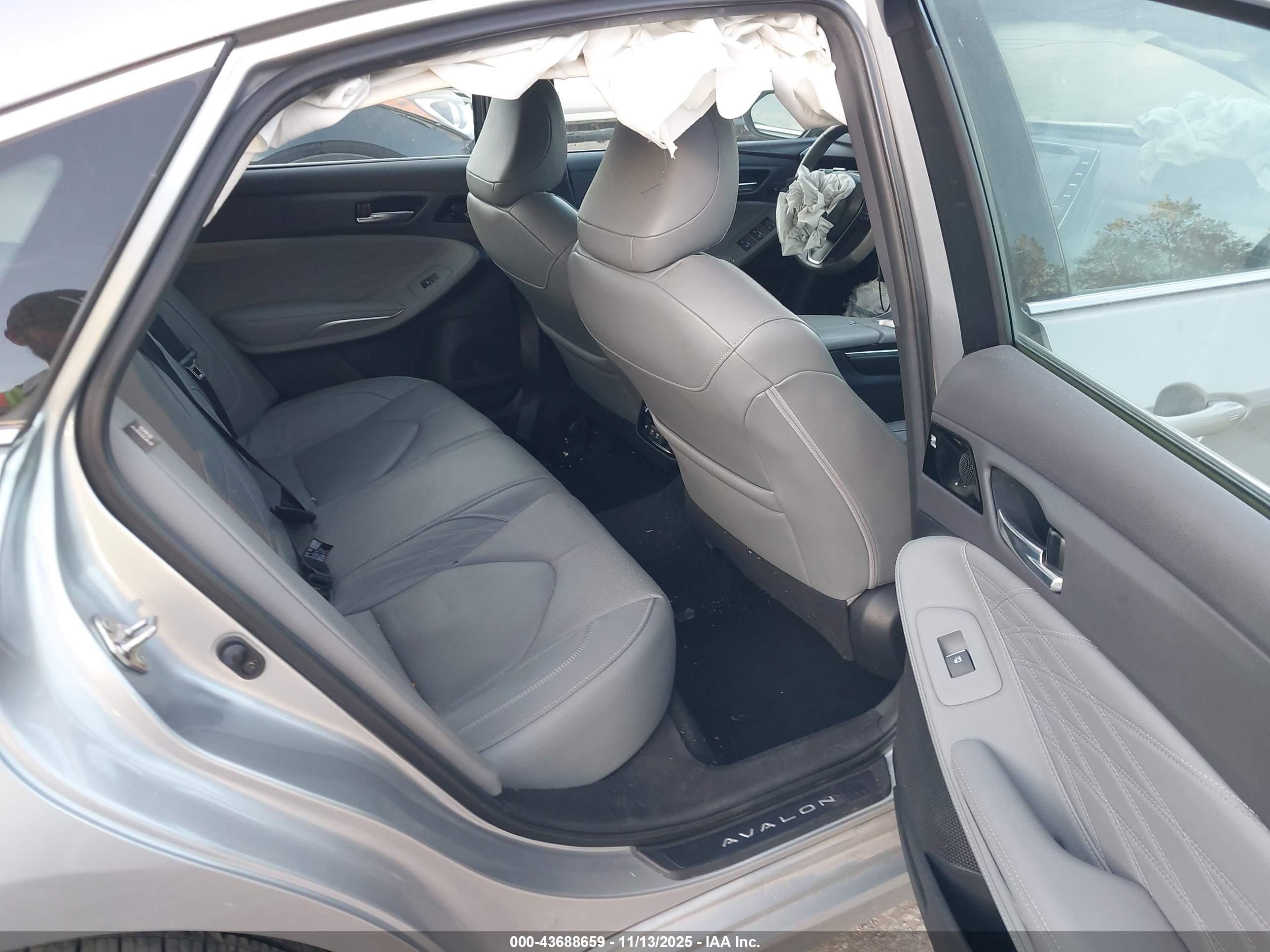 TOYOTA AVALON image 8