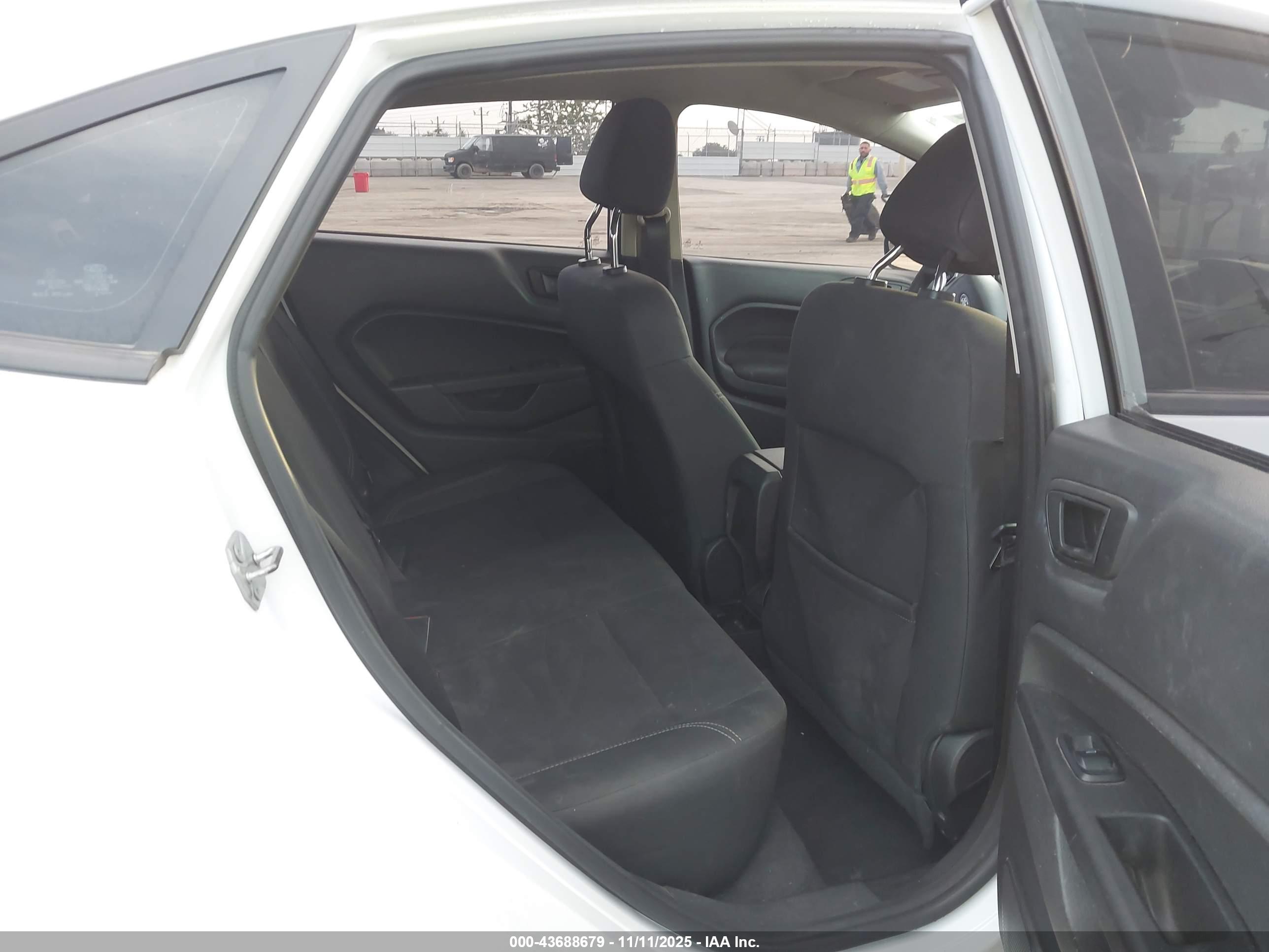 FORD FIESTA image 8