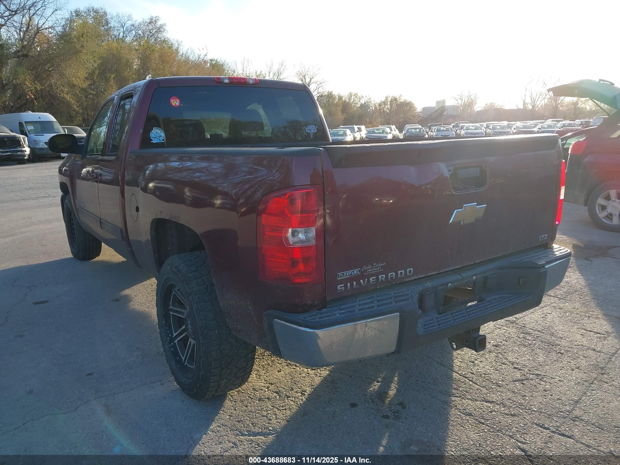 CHEVROLET SILVERADO image 3